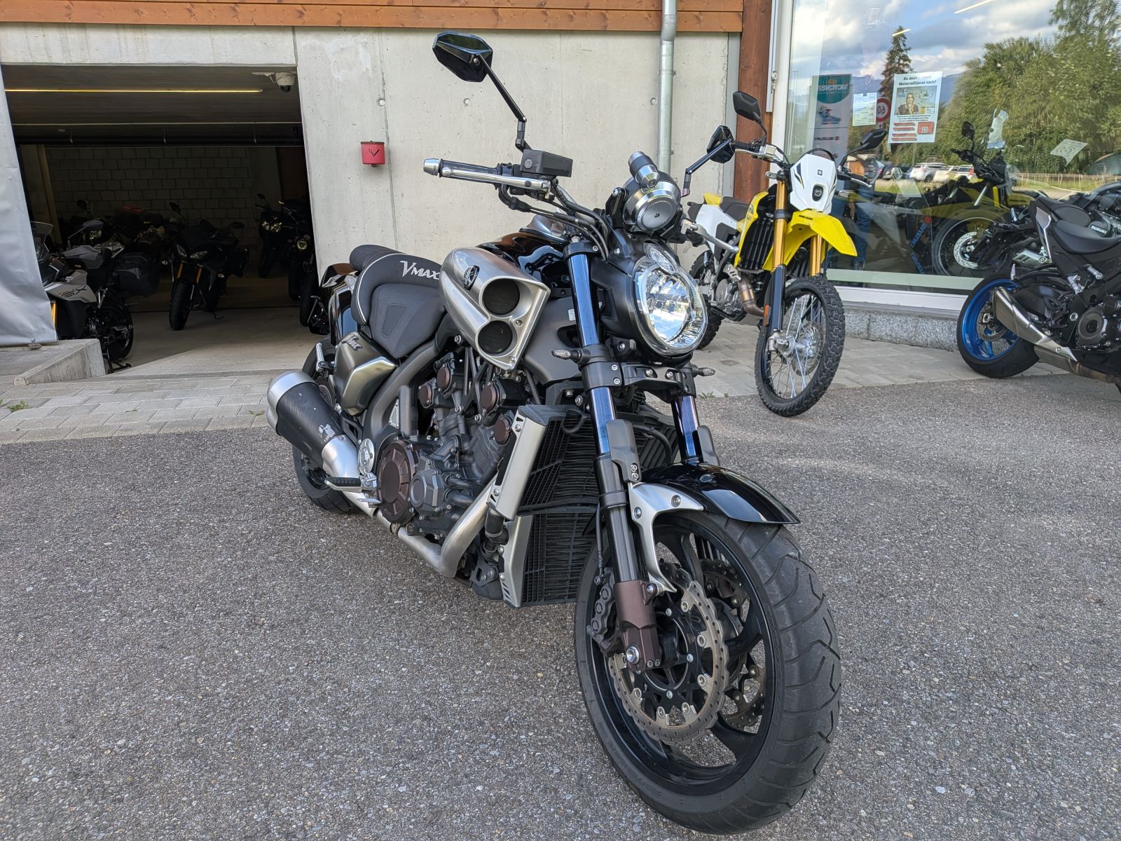 YAMAHA V-MAX-image-1