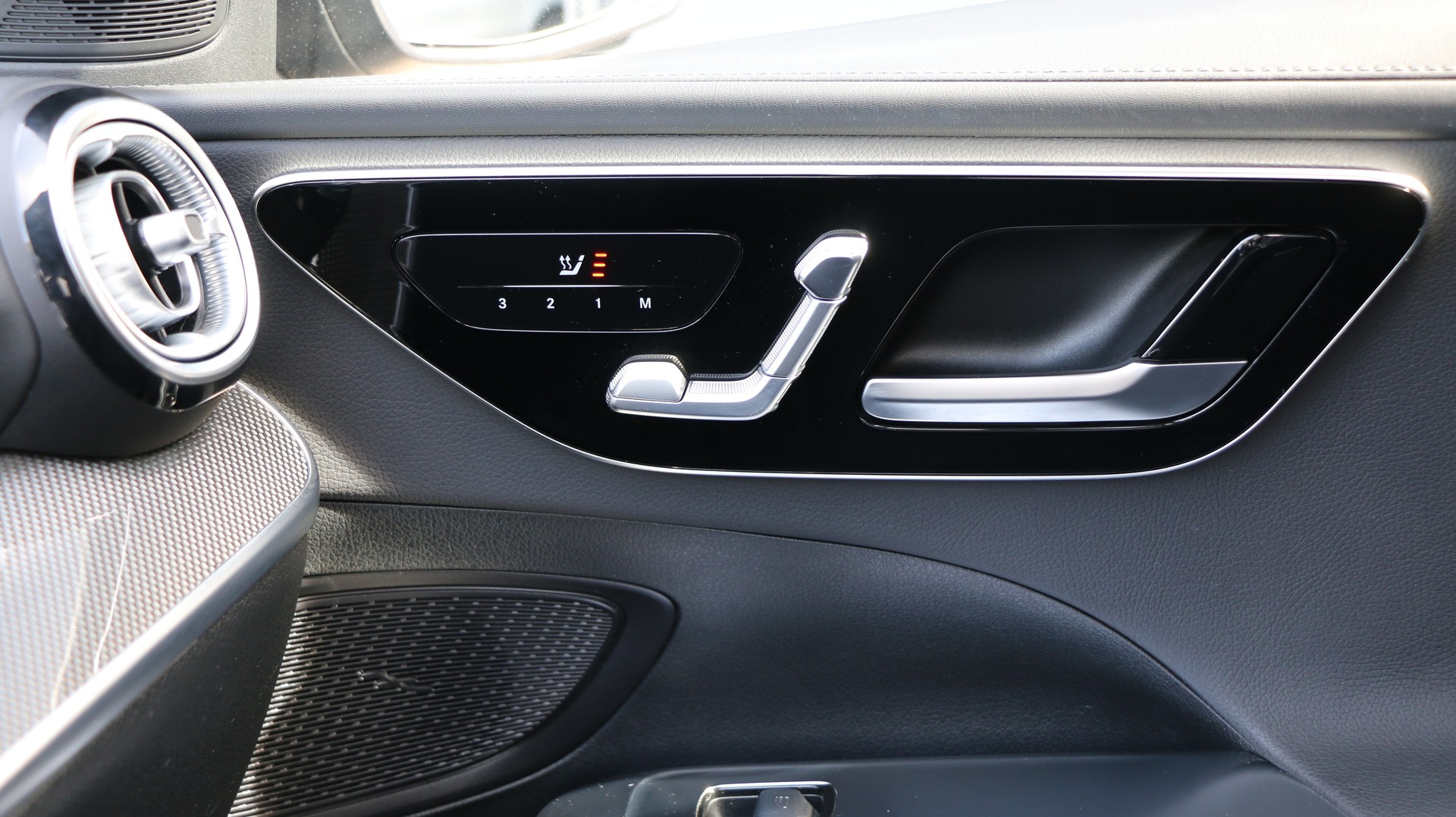 MERCEDES-BENZ C 220 d T AMG Line-image-12