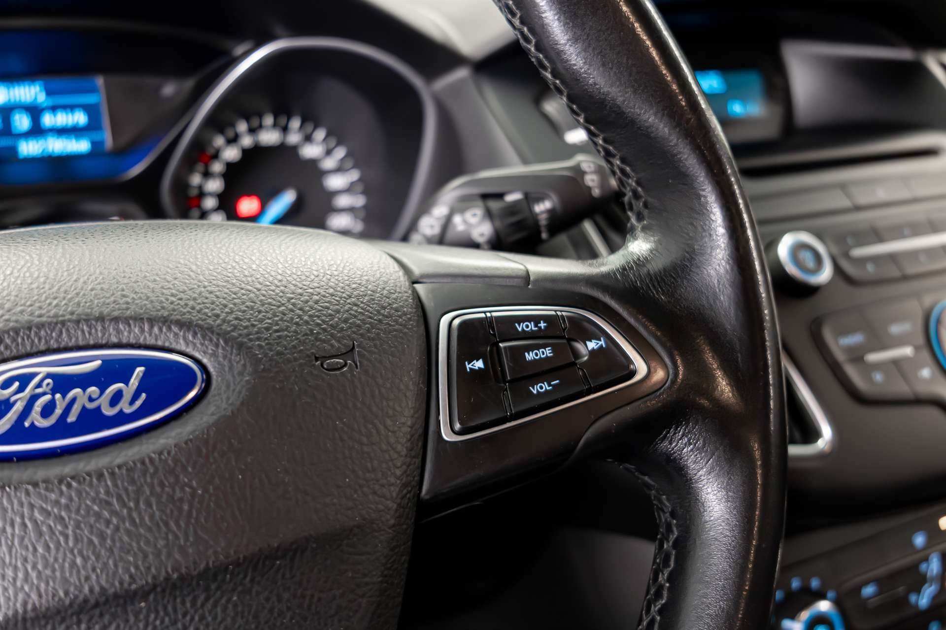 FORD Focus 1.5 TDCi Trend PowerShift-image-9