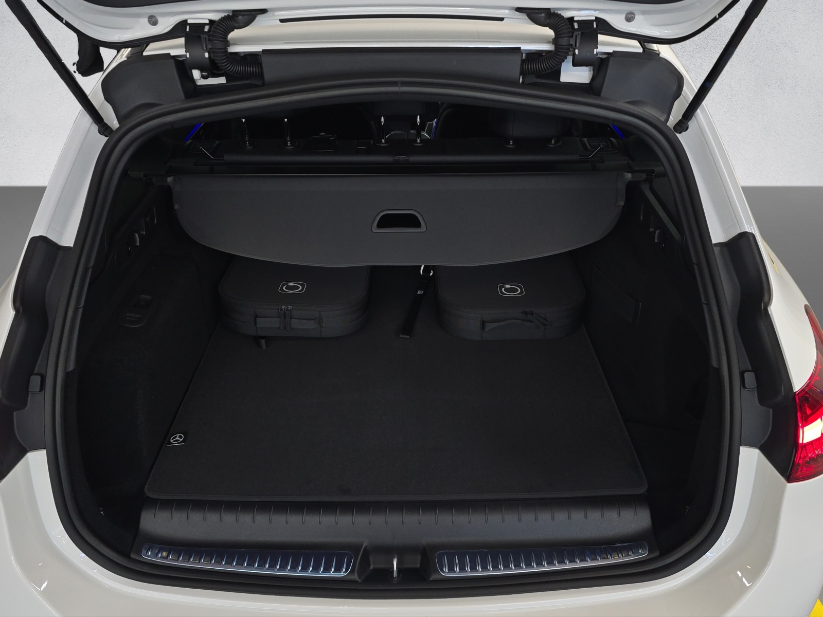 MERCEDES-BENZ C 300 de AMG Line 4Matic T-Modell-image-7