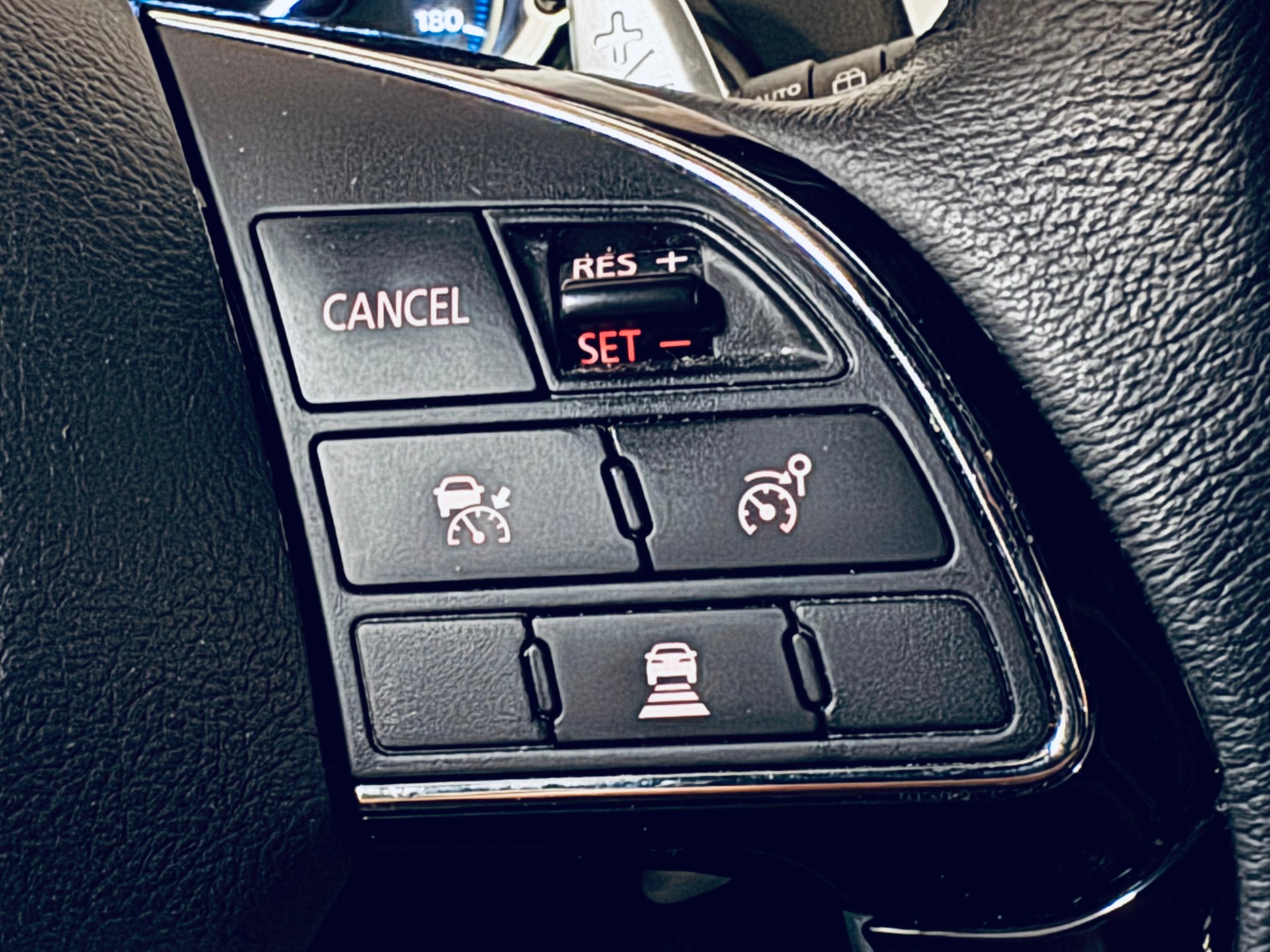 MITSUBISHI Eclipse Cross 2.4 PHEV Diamond 4WD-image-23