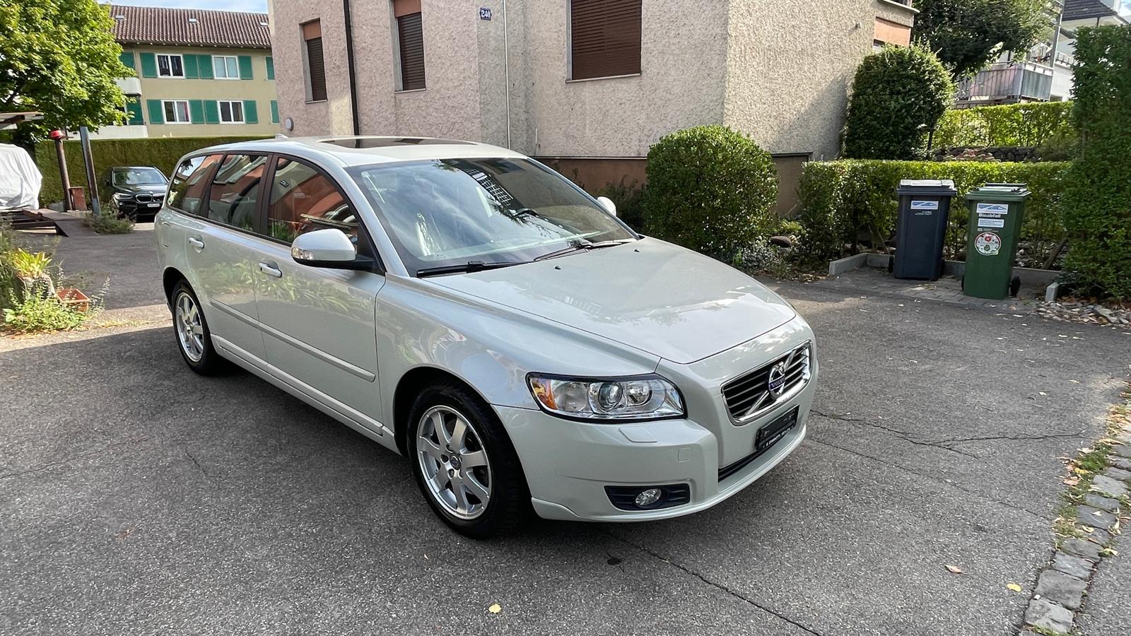 VOLVO V50 D3 Kinetic Geartronic-image-0