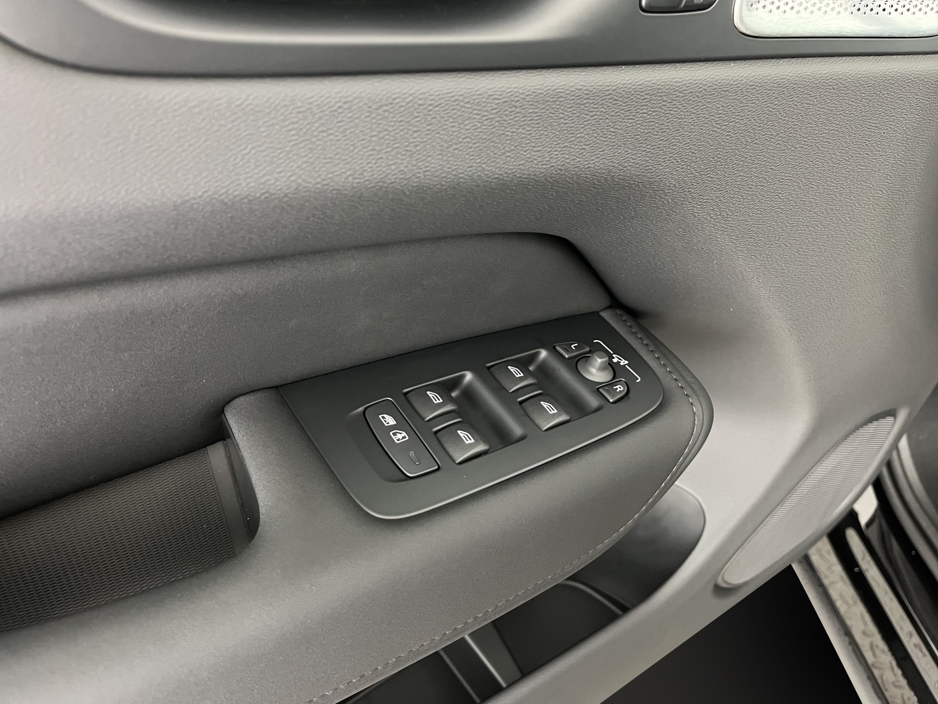 VOLVO XC60 2.0 T8 TE Black Edition eAWD-image-11