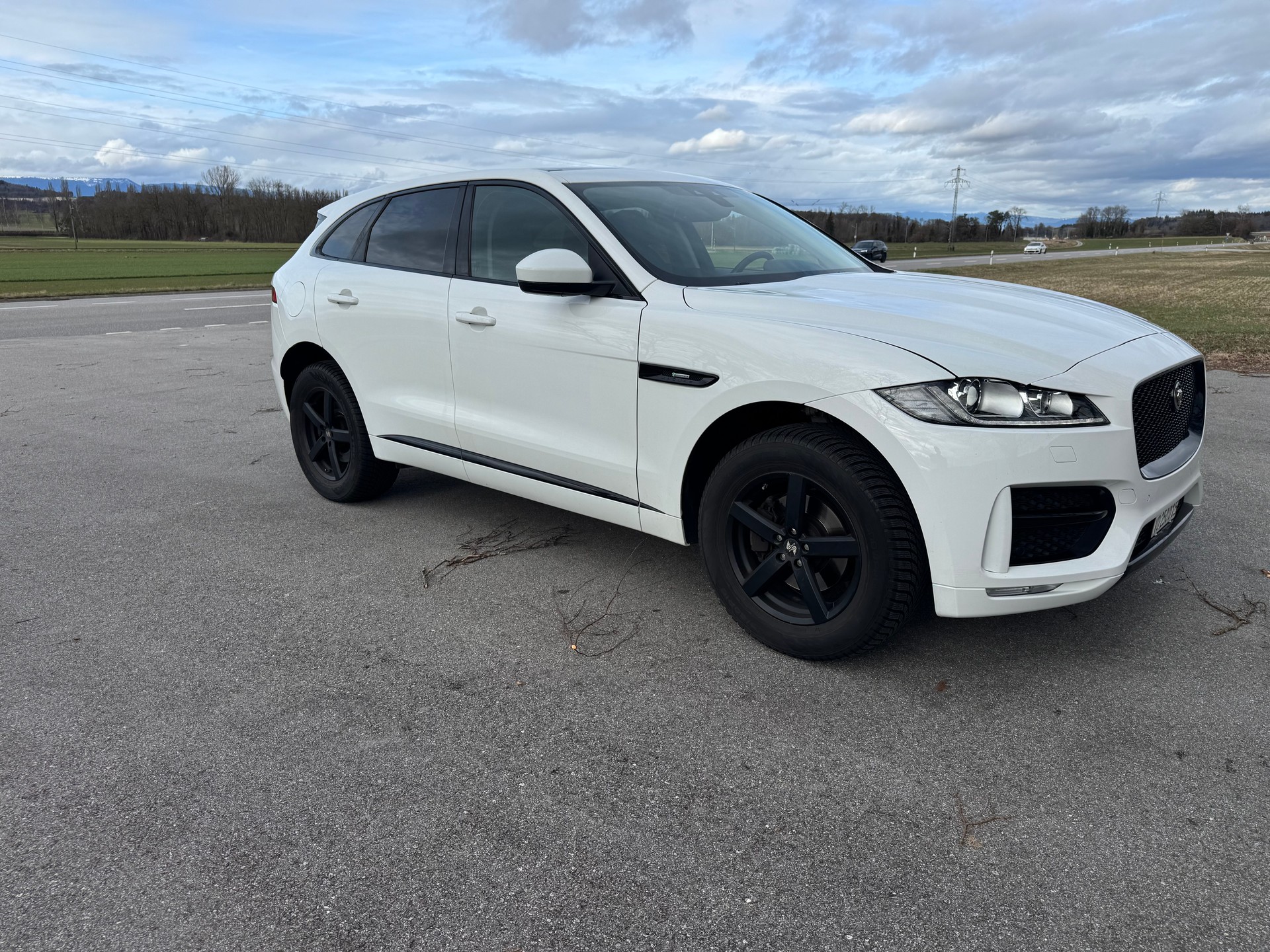 JAGUAR F-pace-image-1