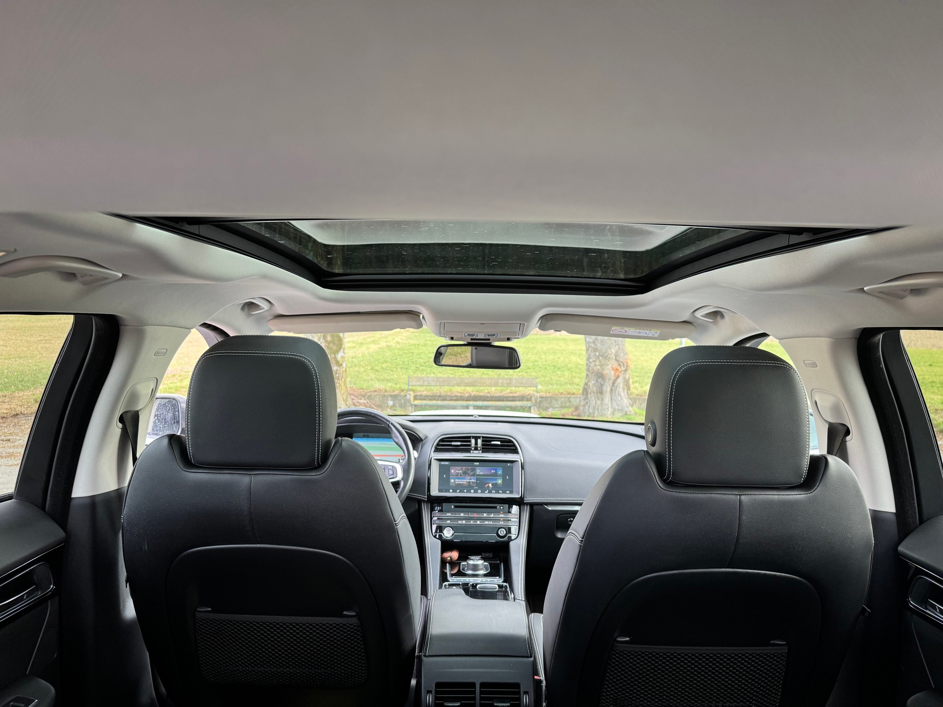 JAGUAR F-pace-image-5