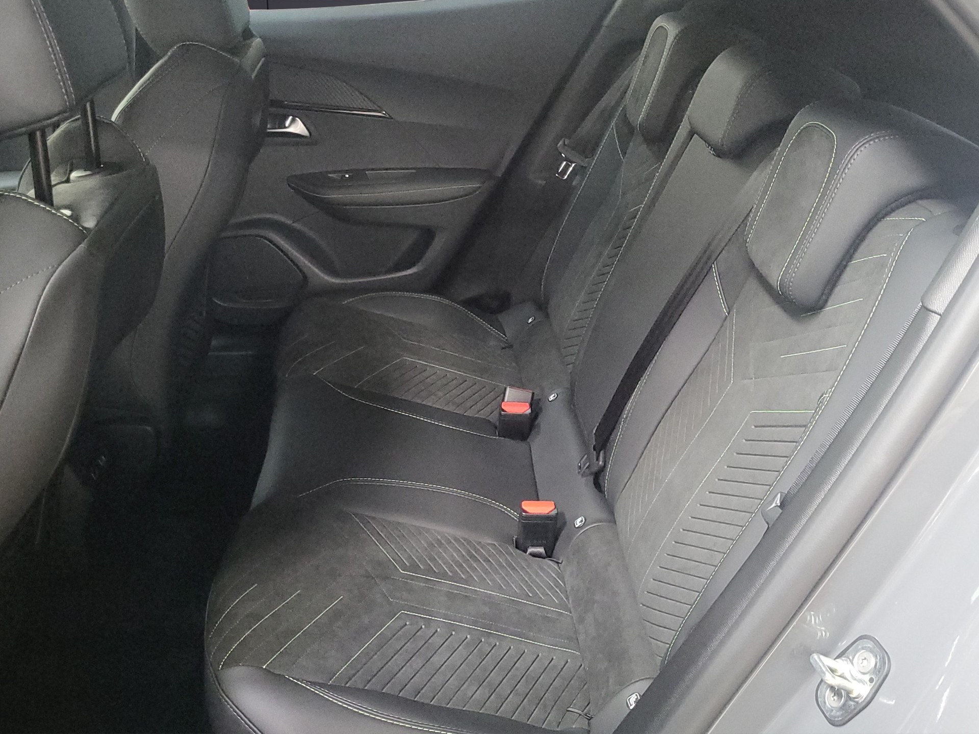 PEUGEOT 2008 1.2 MHEV GT Exclusive-image-5