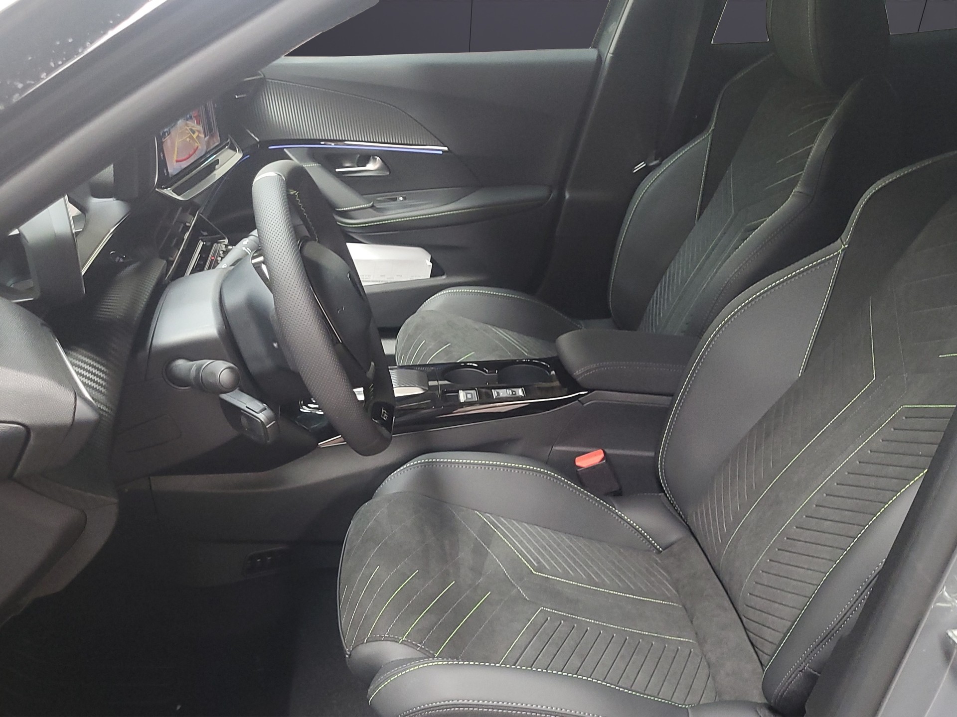 PEUGEOT 2008 1.2 MHEV GT Exclusive-image-4
