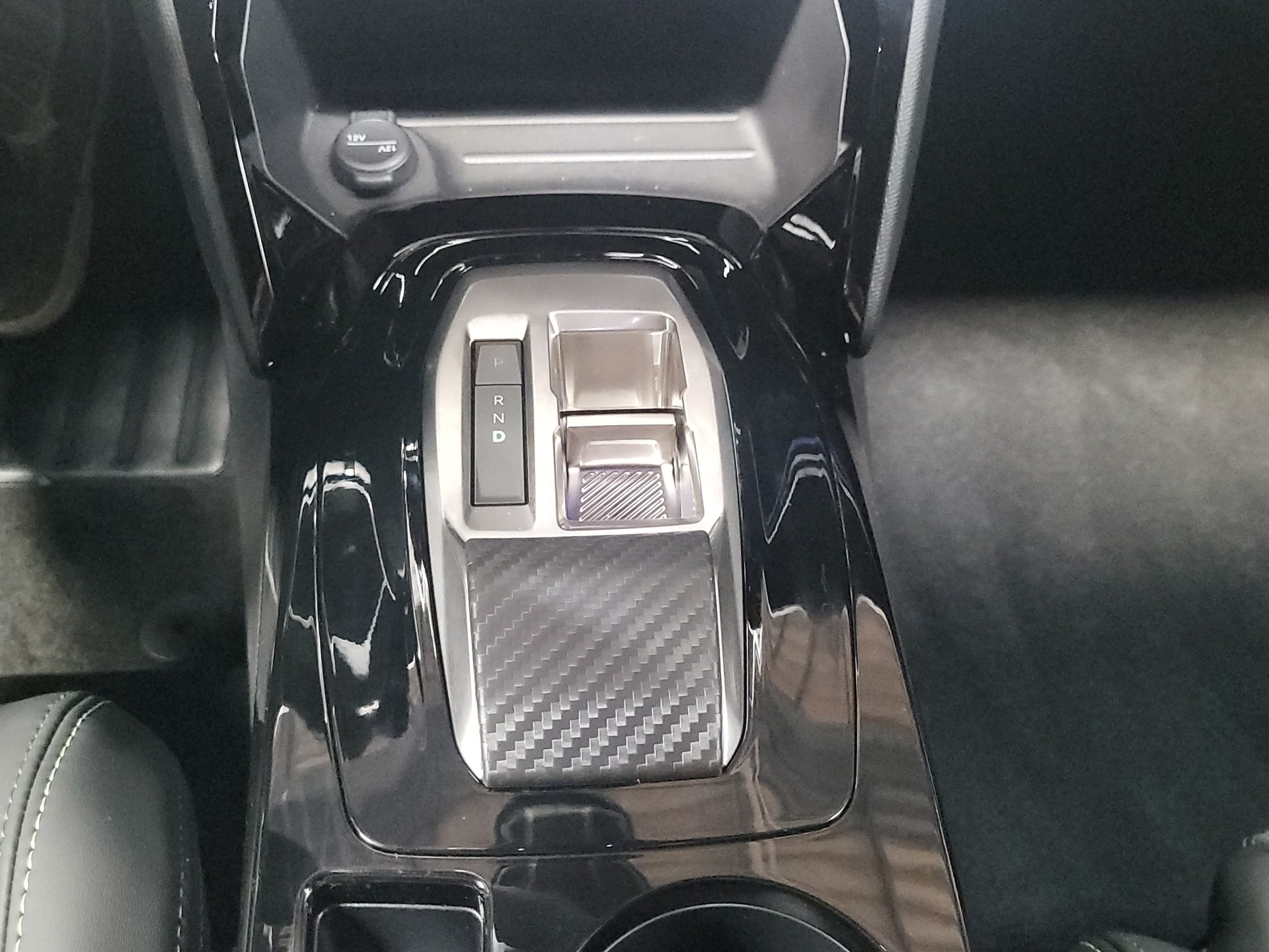 PEUGEOT 2008 1.2 MHEV GT Exclusive-image-9