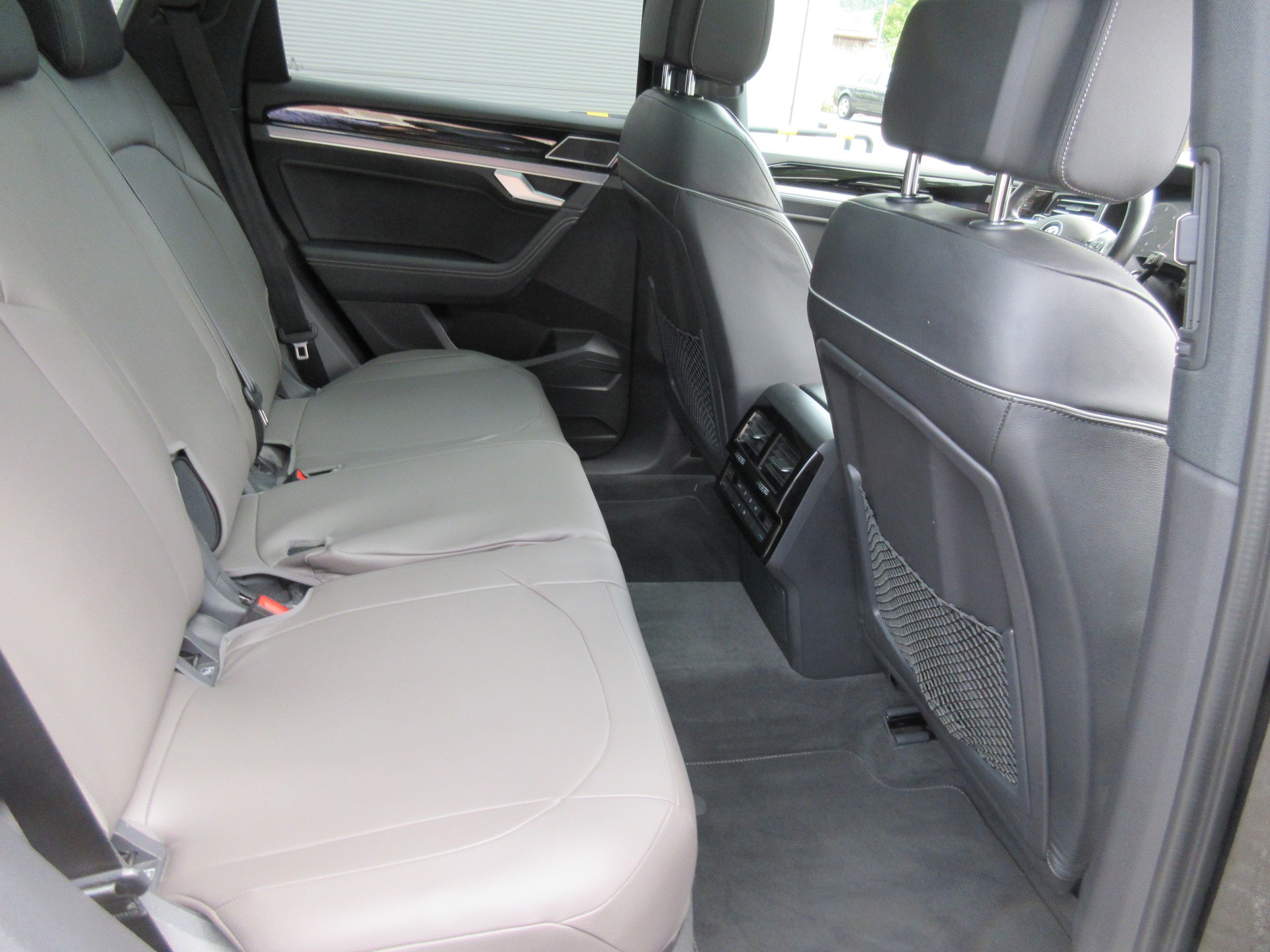 VW Touareg 3.0 TDI R Line Tiptronic-image-9