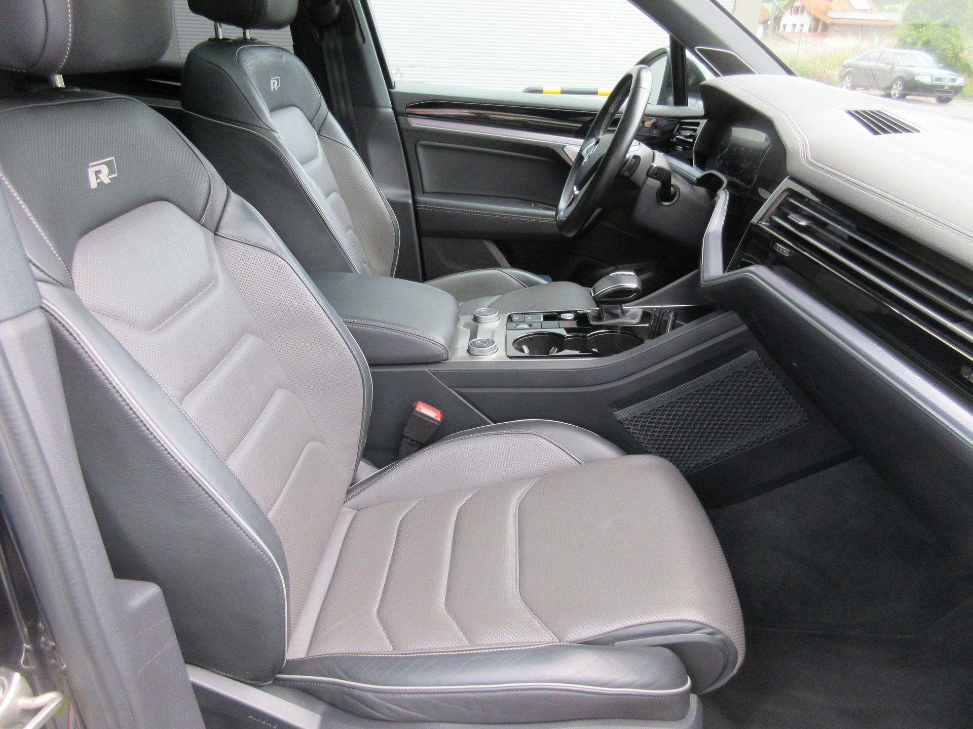 VW Touareg 3.0 TDI R Line Tiptronic-image-8