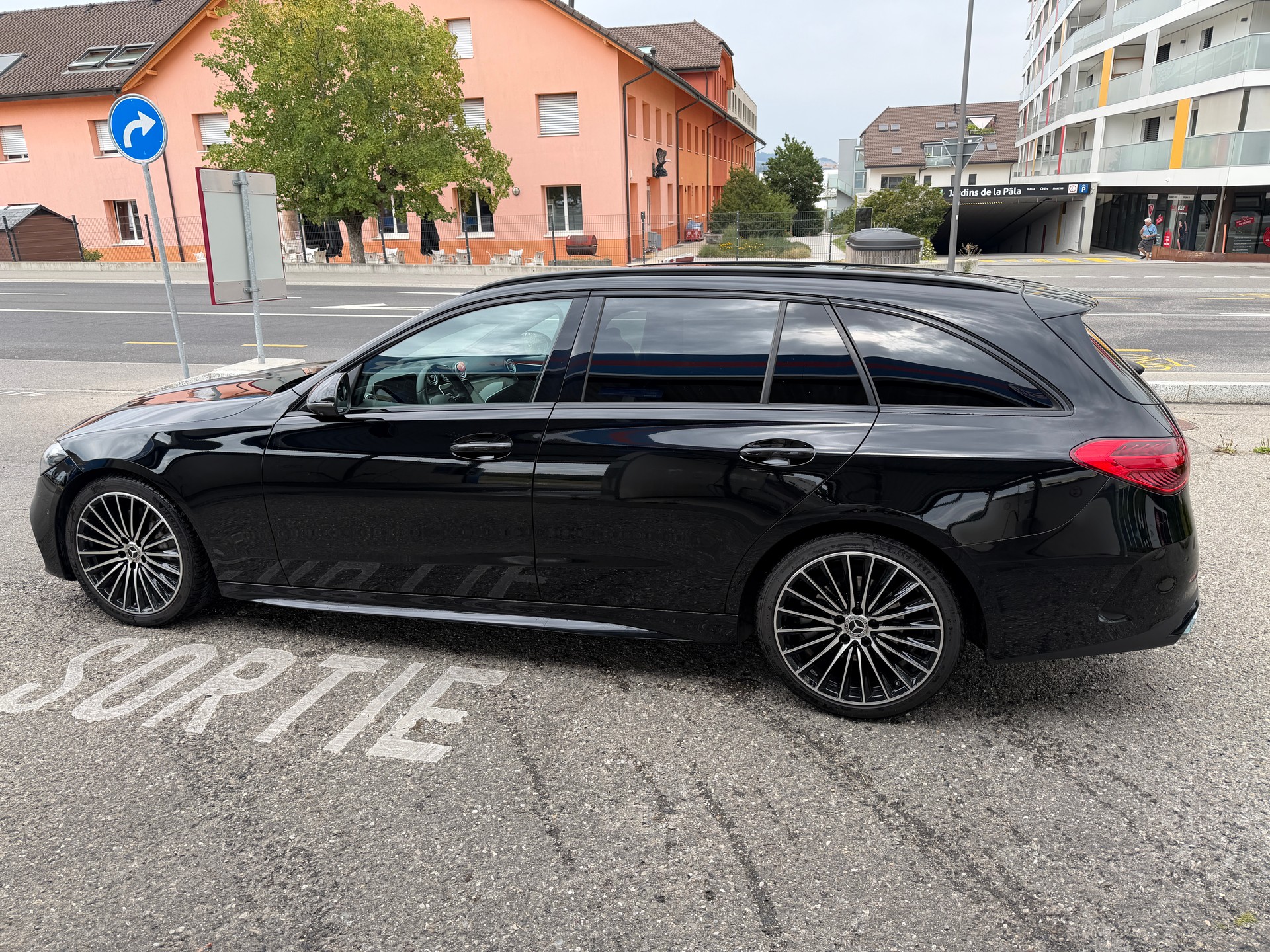 MERCEDES-BENZ C 300 AMG Line 4matic-image-1