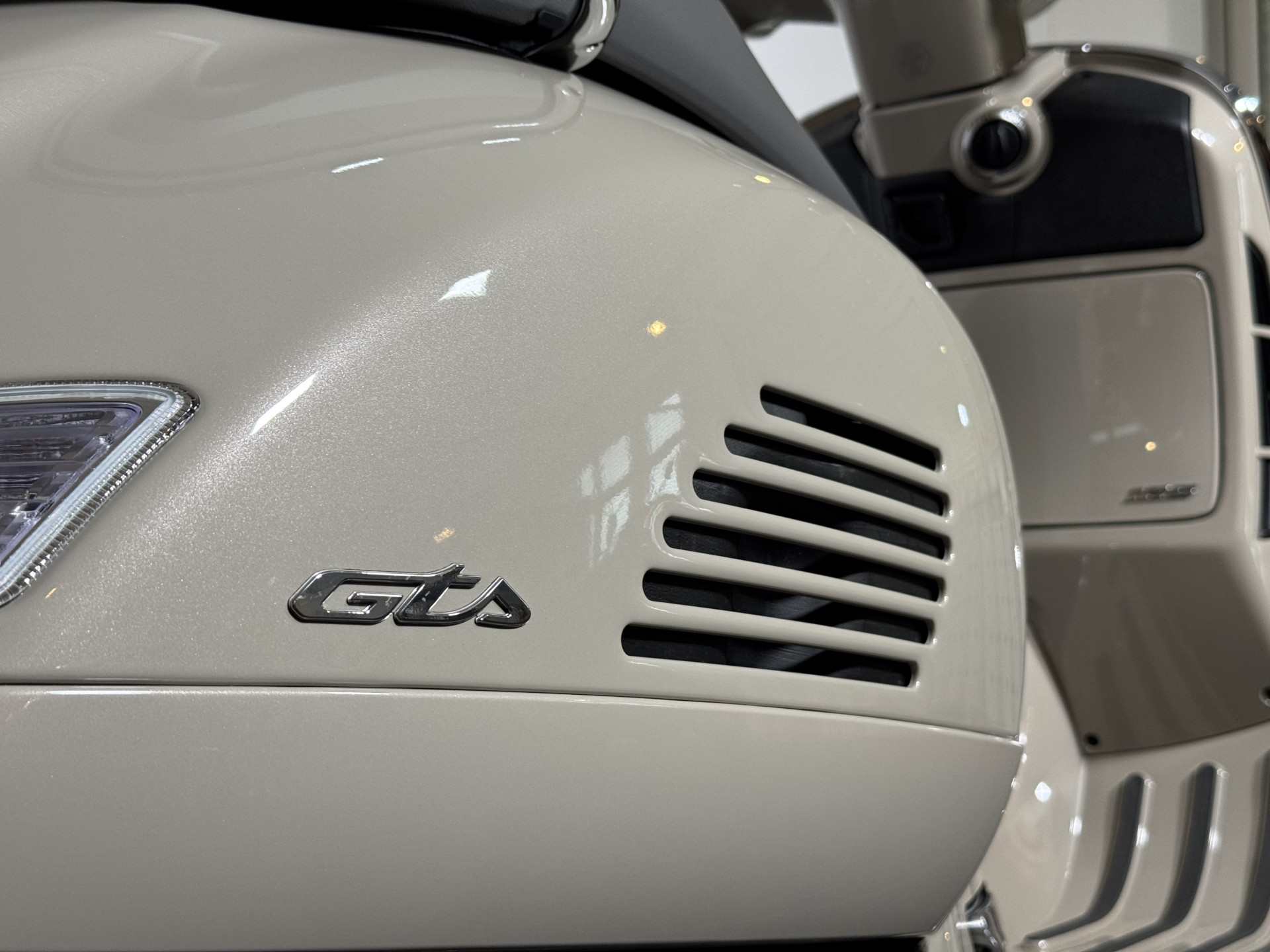 PIAGGIO Vespa GTS 125-image-4