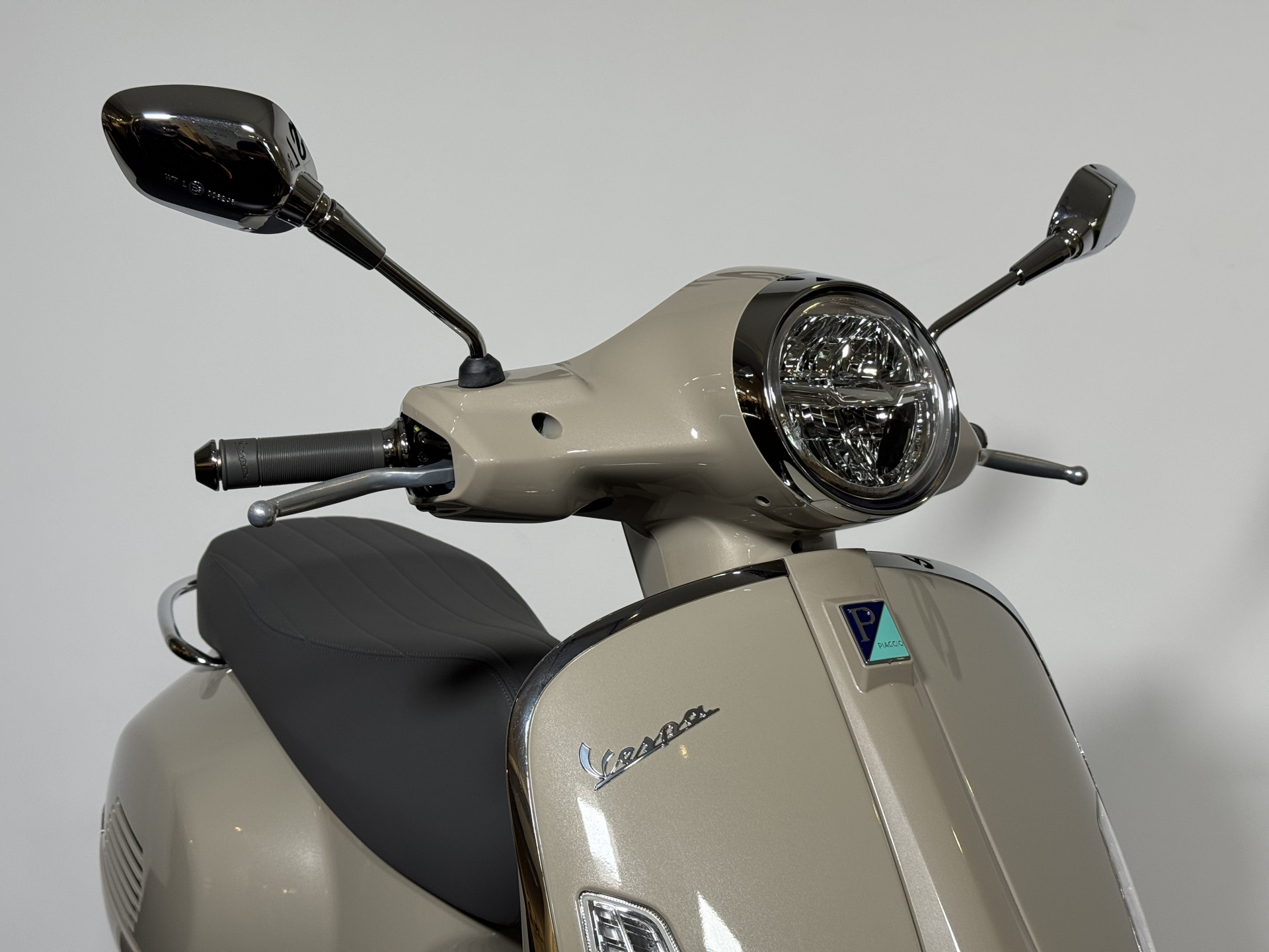 PIAGGIO Vespa GTS 125-showroom-element-3