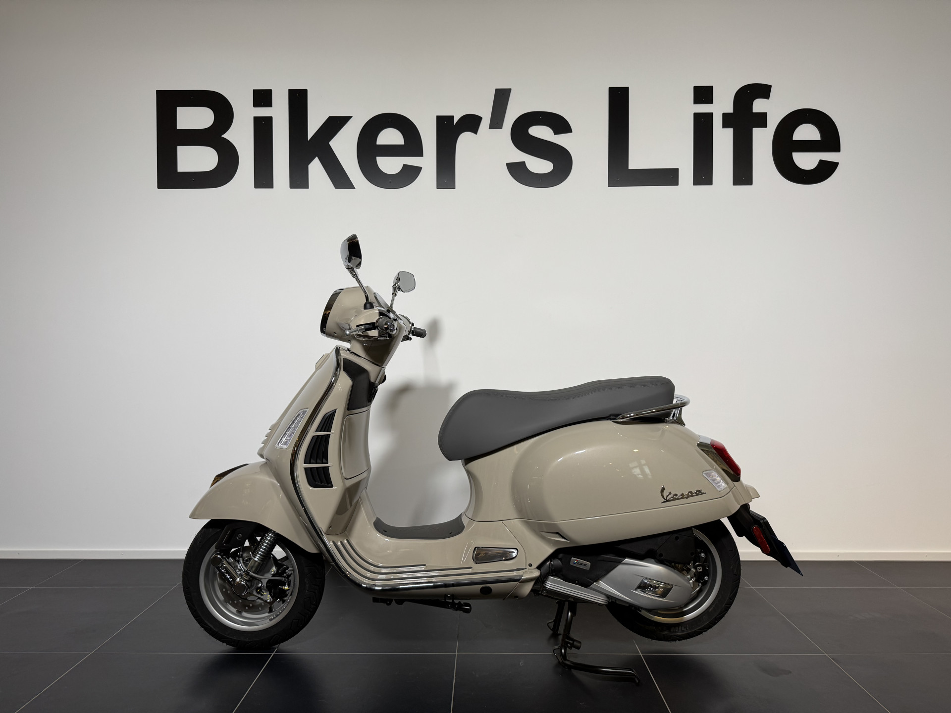 PIAGGIO Vespa GTS 125-showroom-element-1