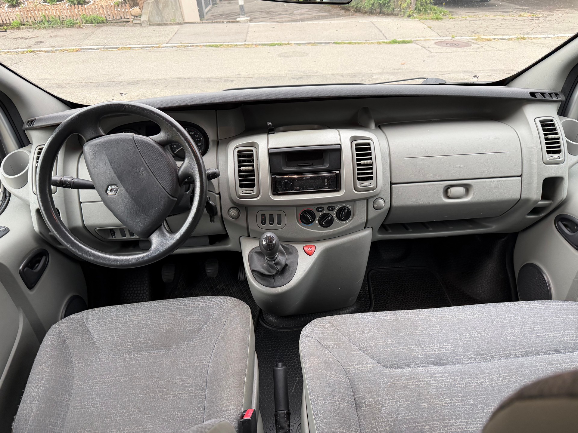 RENAULT Trafic 2.5 dCi L2H1 Grand Passenger Authentique-image-4