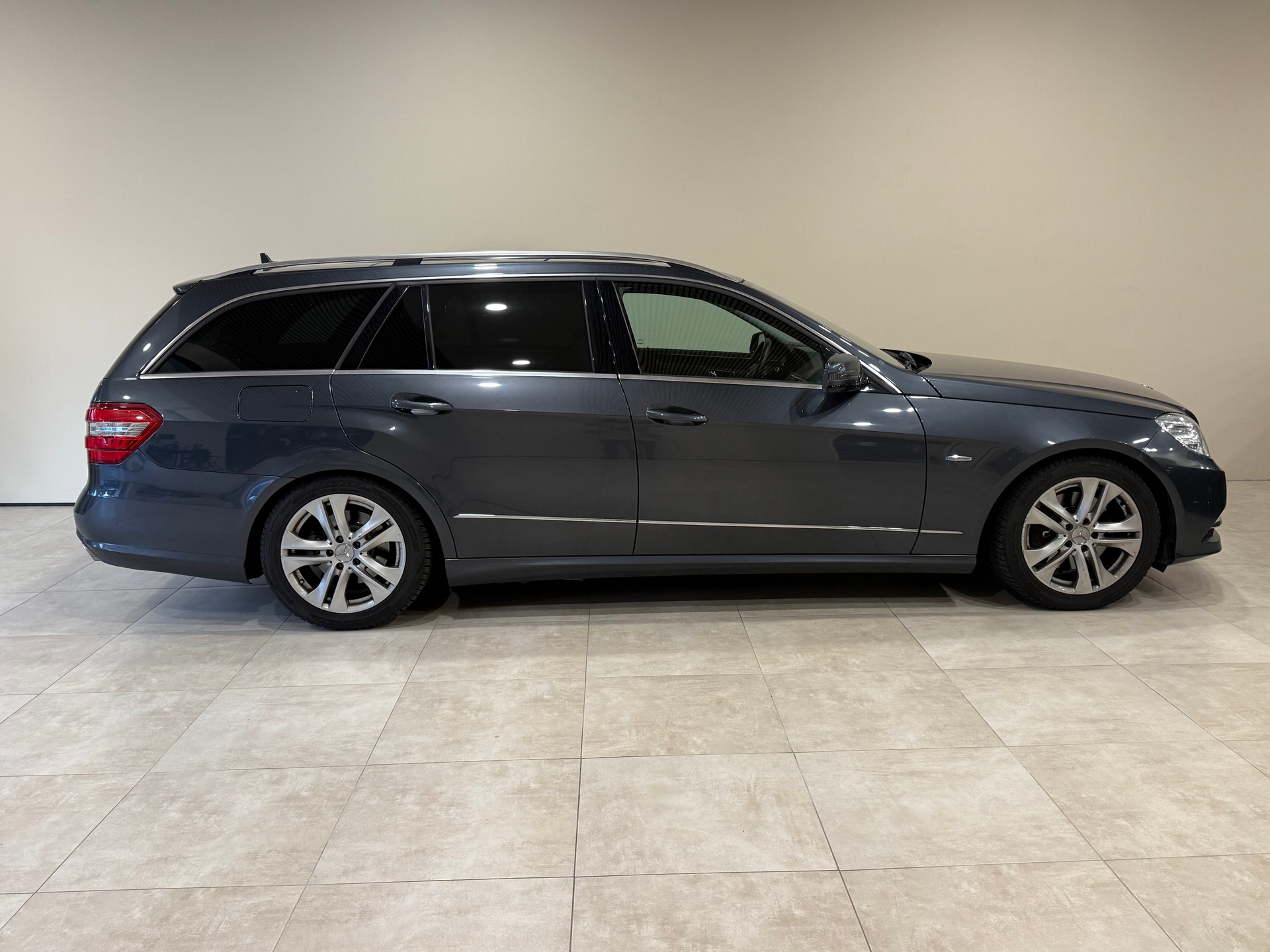 MERCEDES-BENZ E 350 CDI BlueEff. Avantgarde 4Matic 7G-Tronic-image-5
