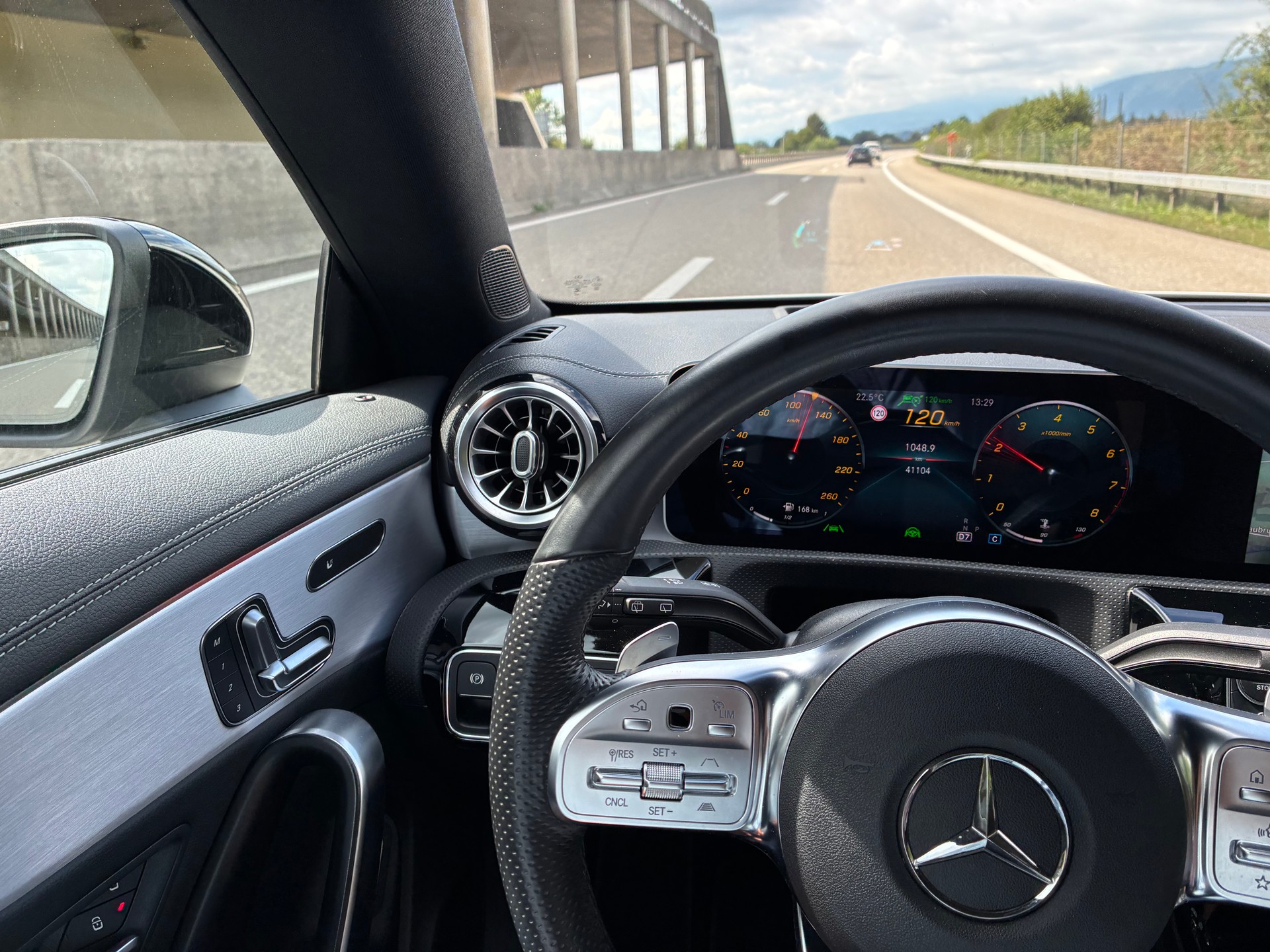 MERCEDES-BENZ CLA 200 AMG Line-image-3