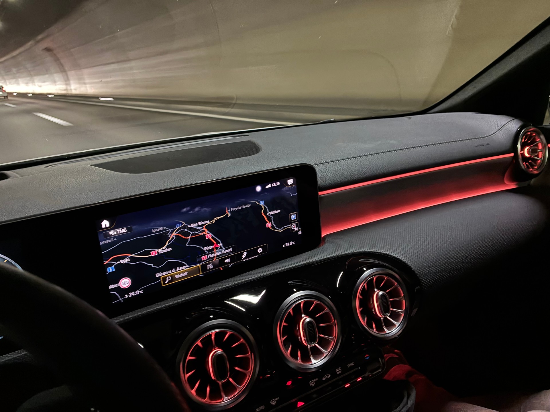 MERCEDES-BENZ CLA 200 AMG Line-image-4