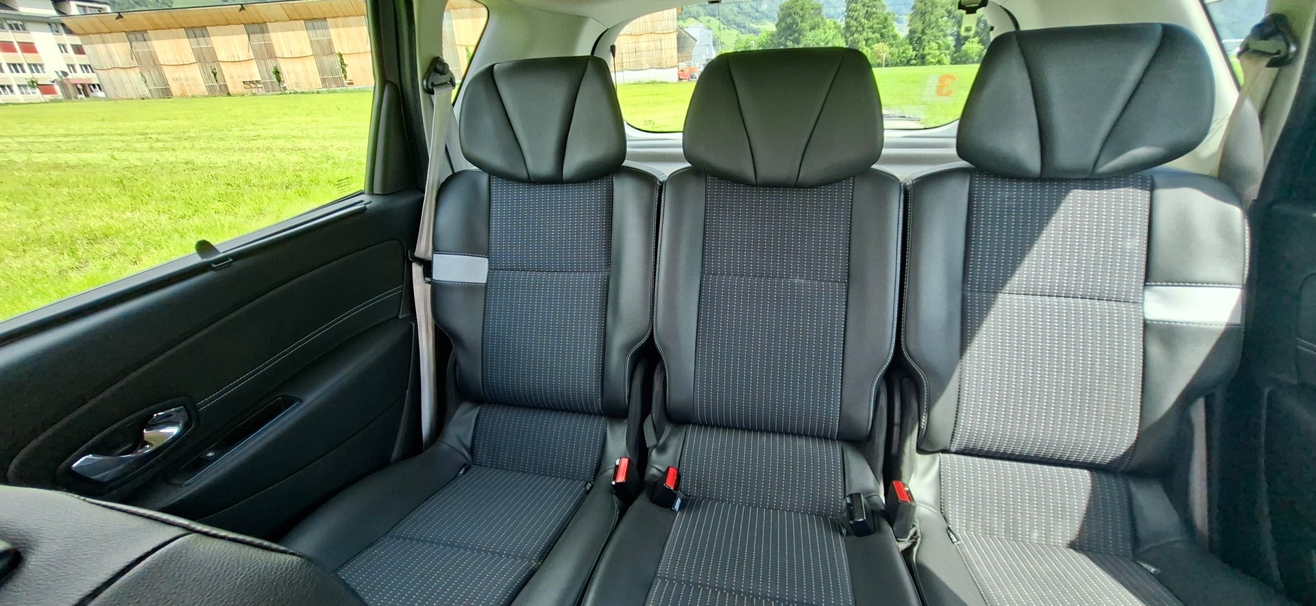 RENAULT Scénic 2.0 16V Privilège X-Tronic CVT-image-5