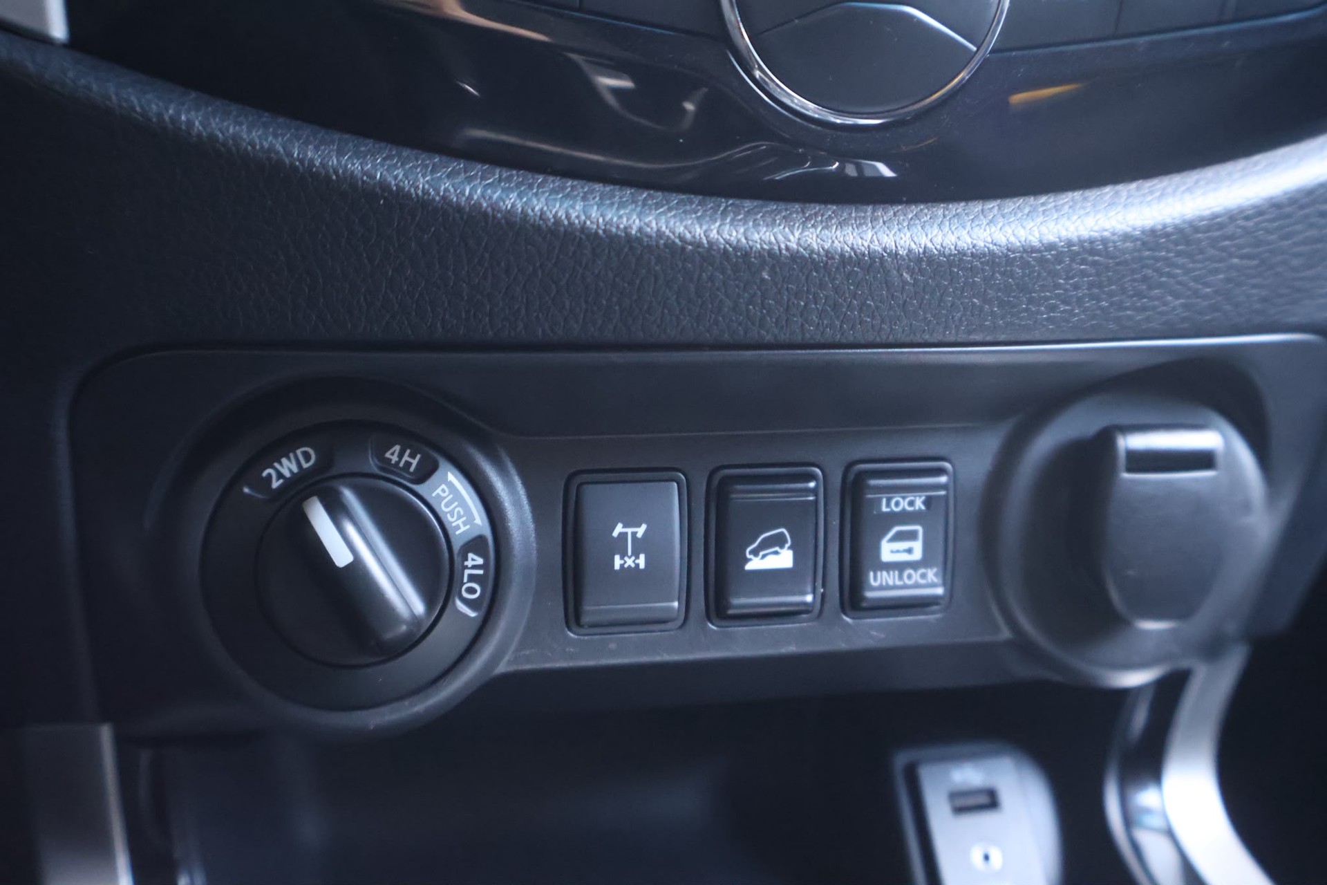 NISSAN Navara Double Cab Tekna 2.3 dCi 4WD Automatic-image-11