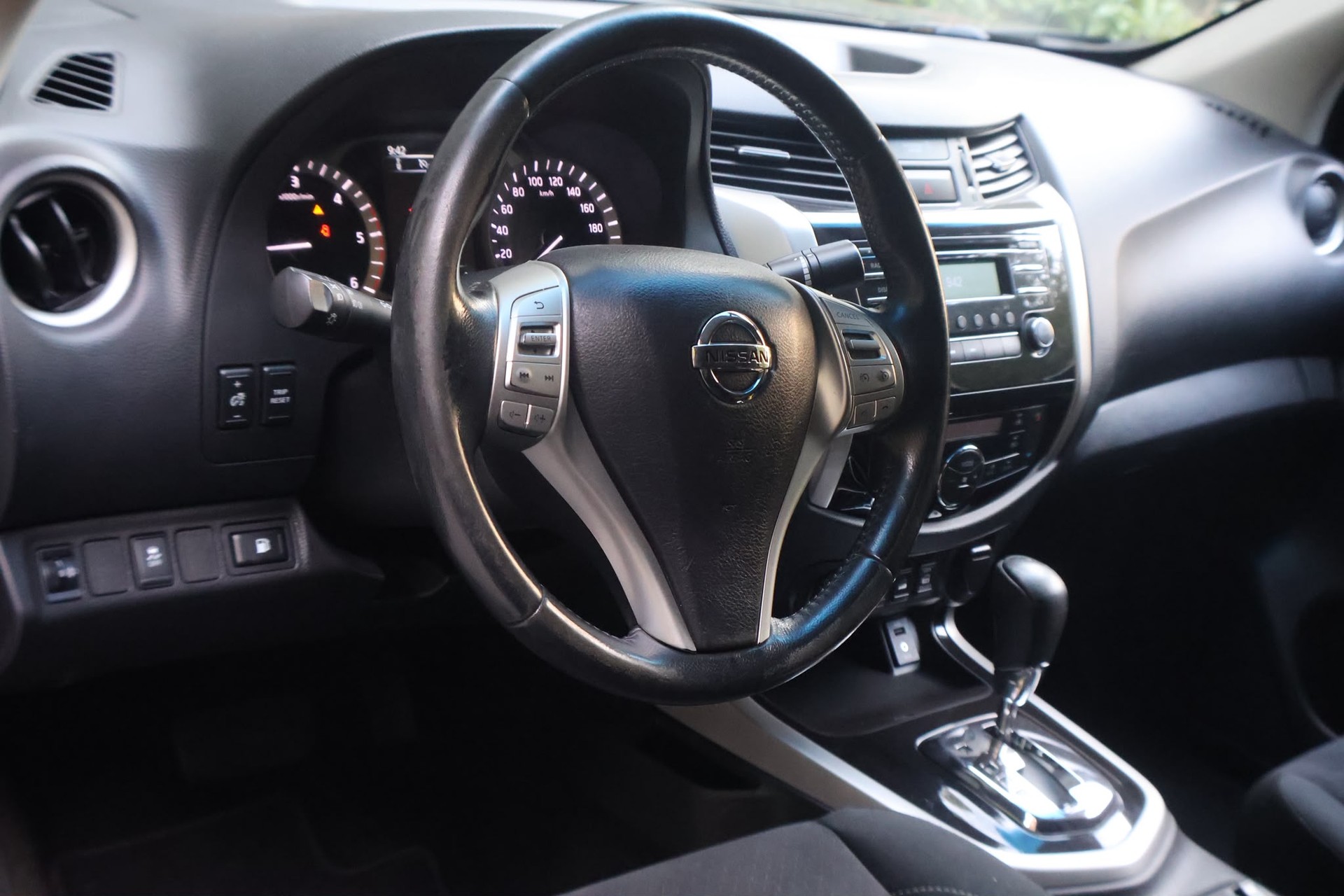 NISSAN Navara Double Cab Tekna 2.3 dCi 4WD Automatic-image-10
