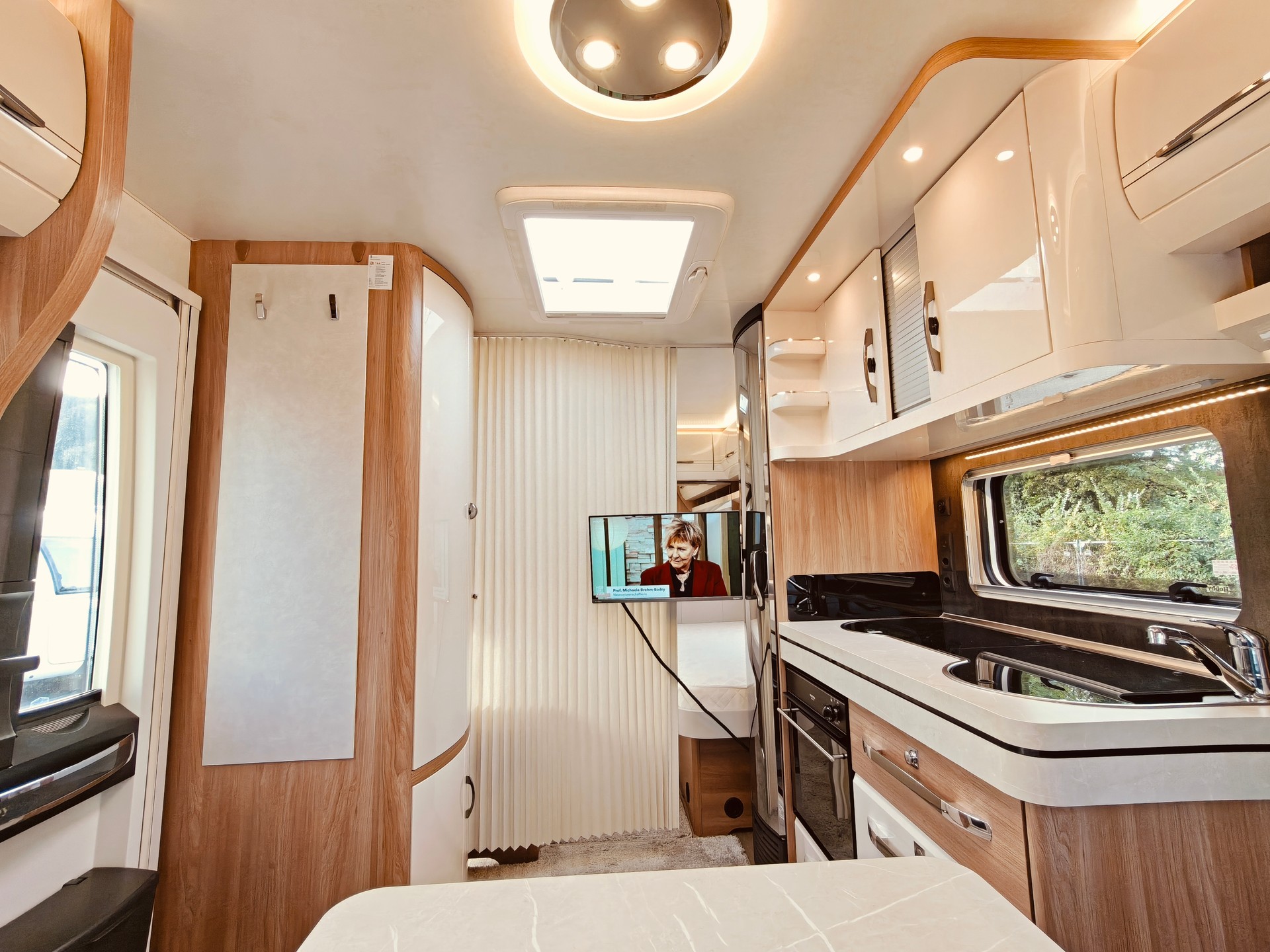 HOBBY Excellent 540 WLU -- Längsbett -- Mover -- SAT -- Dusche + WC-image-7