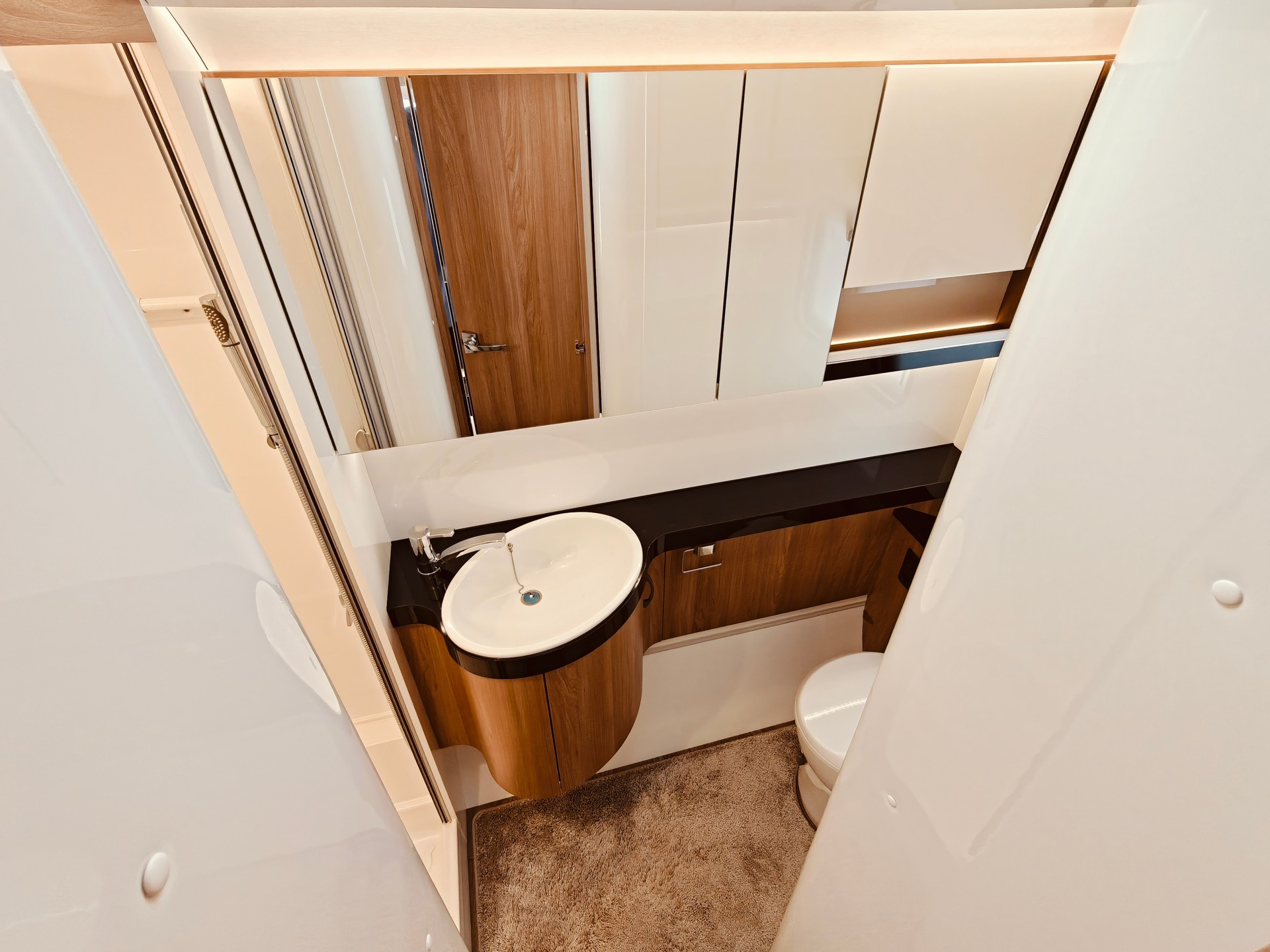 HOBBY Excellent 540 WLU -- Längsbett -- Mover -- SAT -- Dusche + WC-image-11