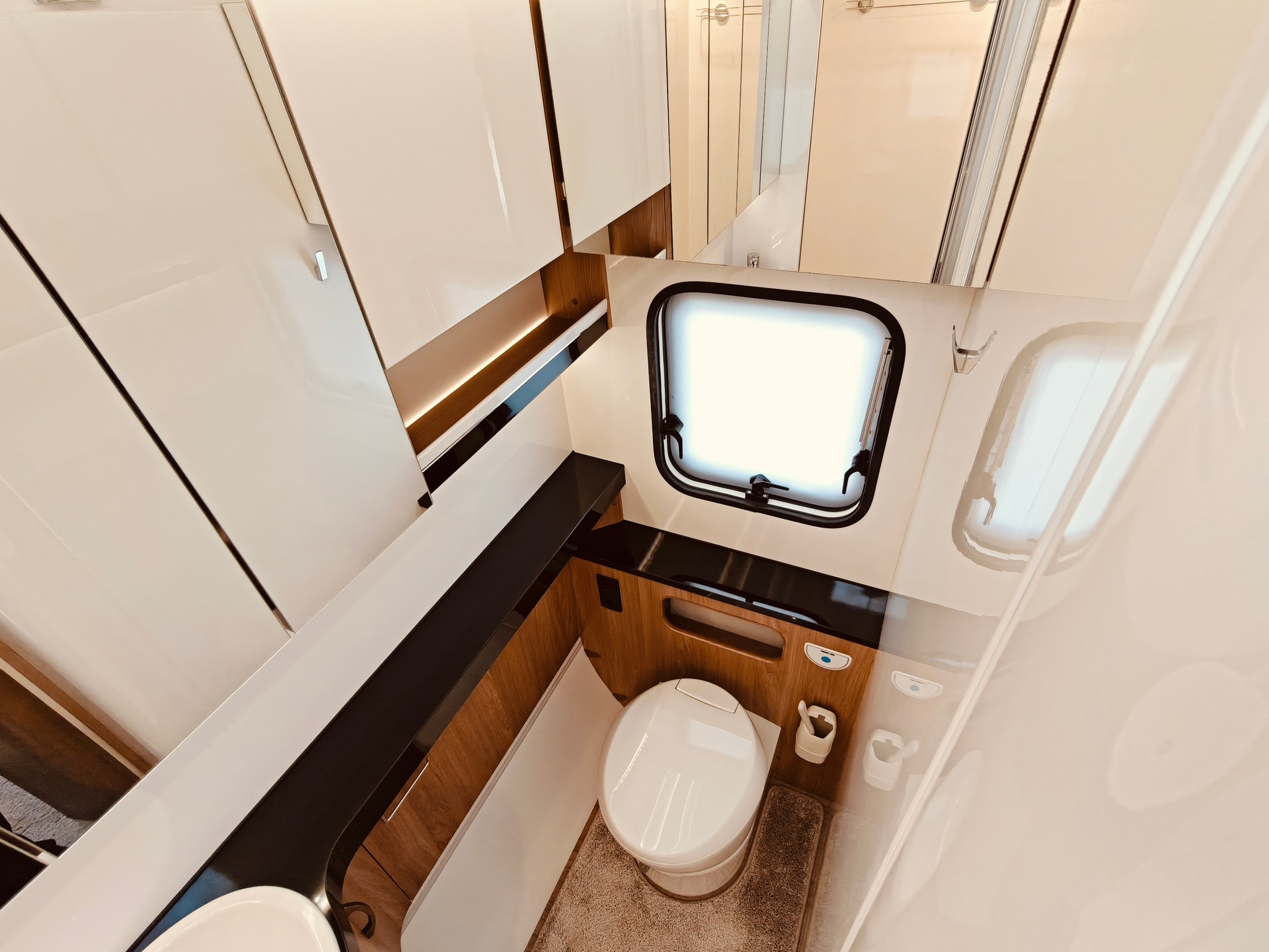 HOBBY Excellent 540 WLU -- Längsbett -- Mover -- SAT -- Dusche + WC-image-12