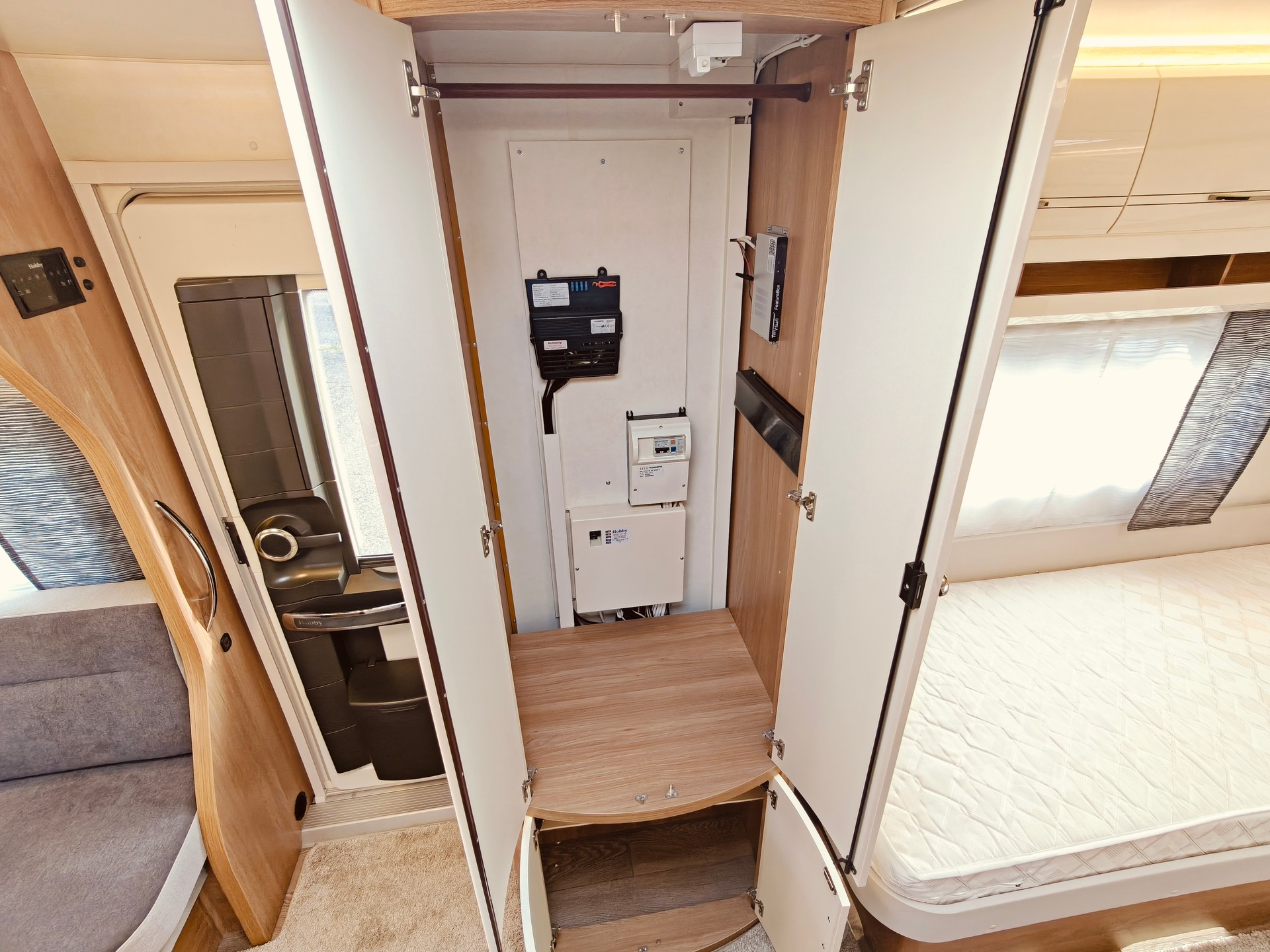 HOBBY Excellent 540 WLU -- Längsbett -- Mover -- SAT -- Dusche + WC-image-17