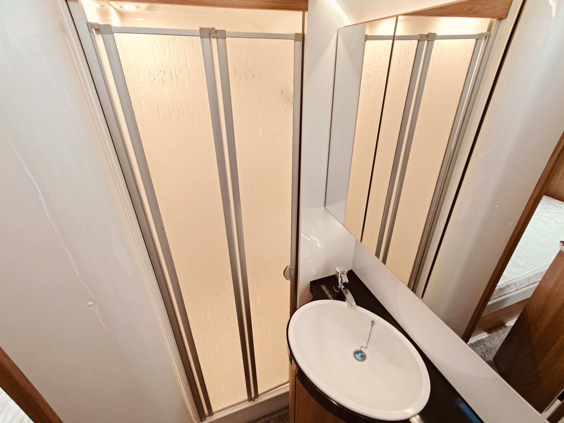 HOBBY Excellent 540 WLU -- Längsbett -- Mover -- SAT -- Dusche + WC-image-14