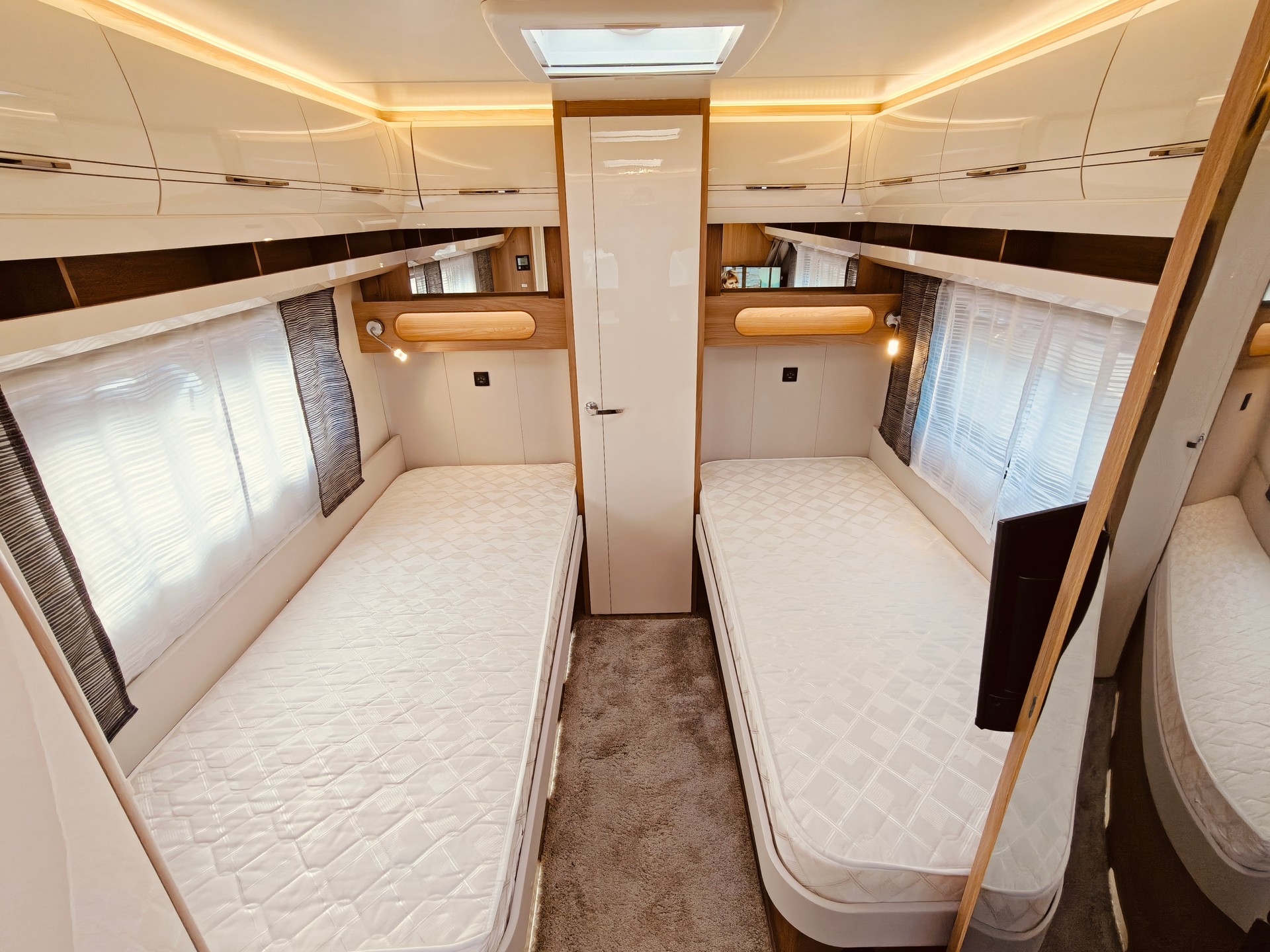 HOBBY Excellent 540 WLU -- Längsbett -- Mover -- SAT -- Dusche + WC-image-8
