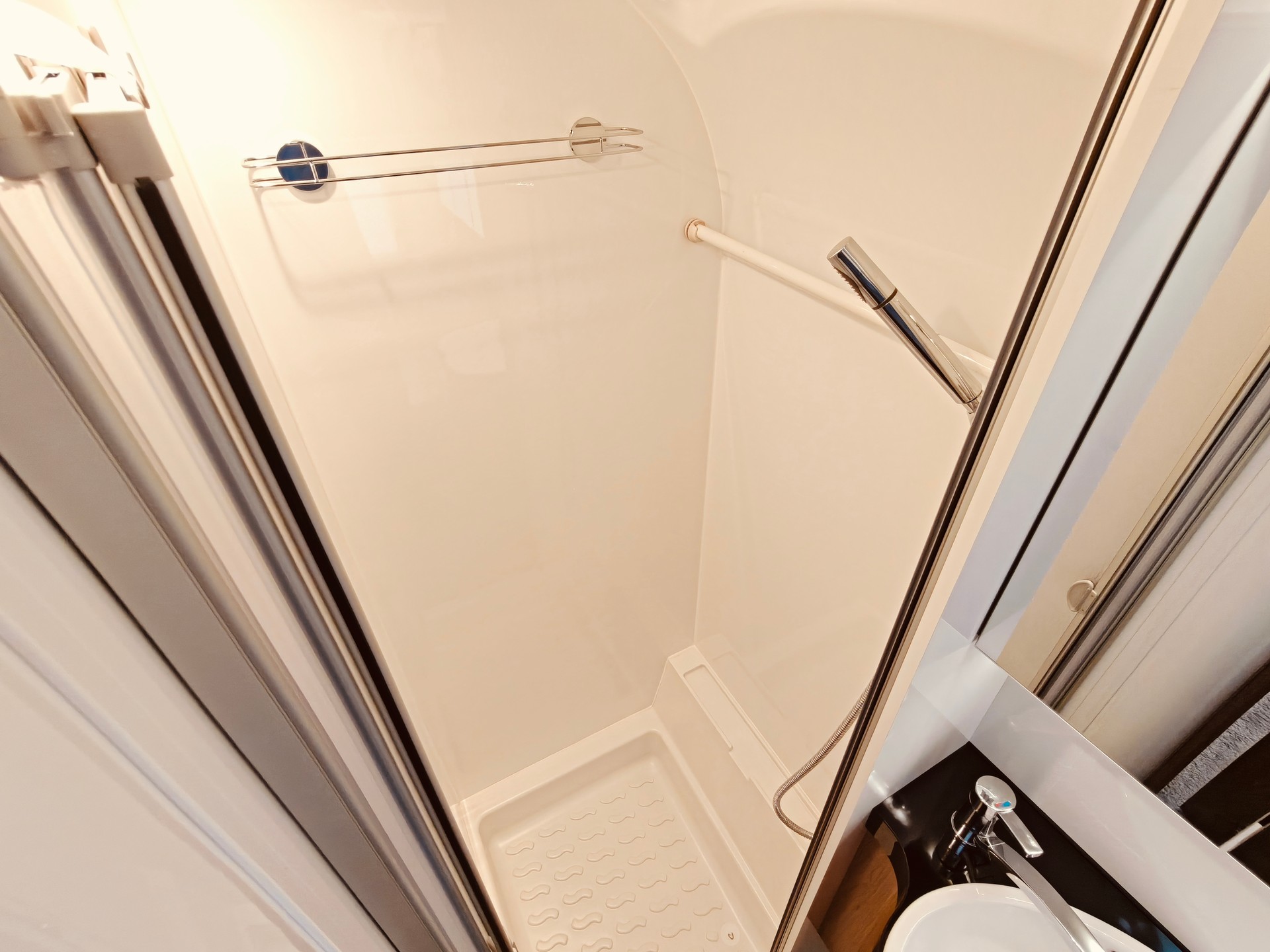 HOBBY Excellent 540 WLU -- Längsbett -- Mover -- SAT -- Dusche + WC-image-15