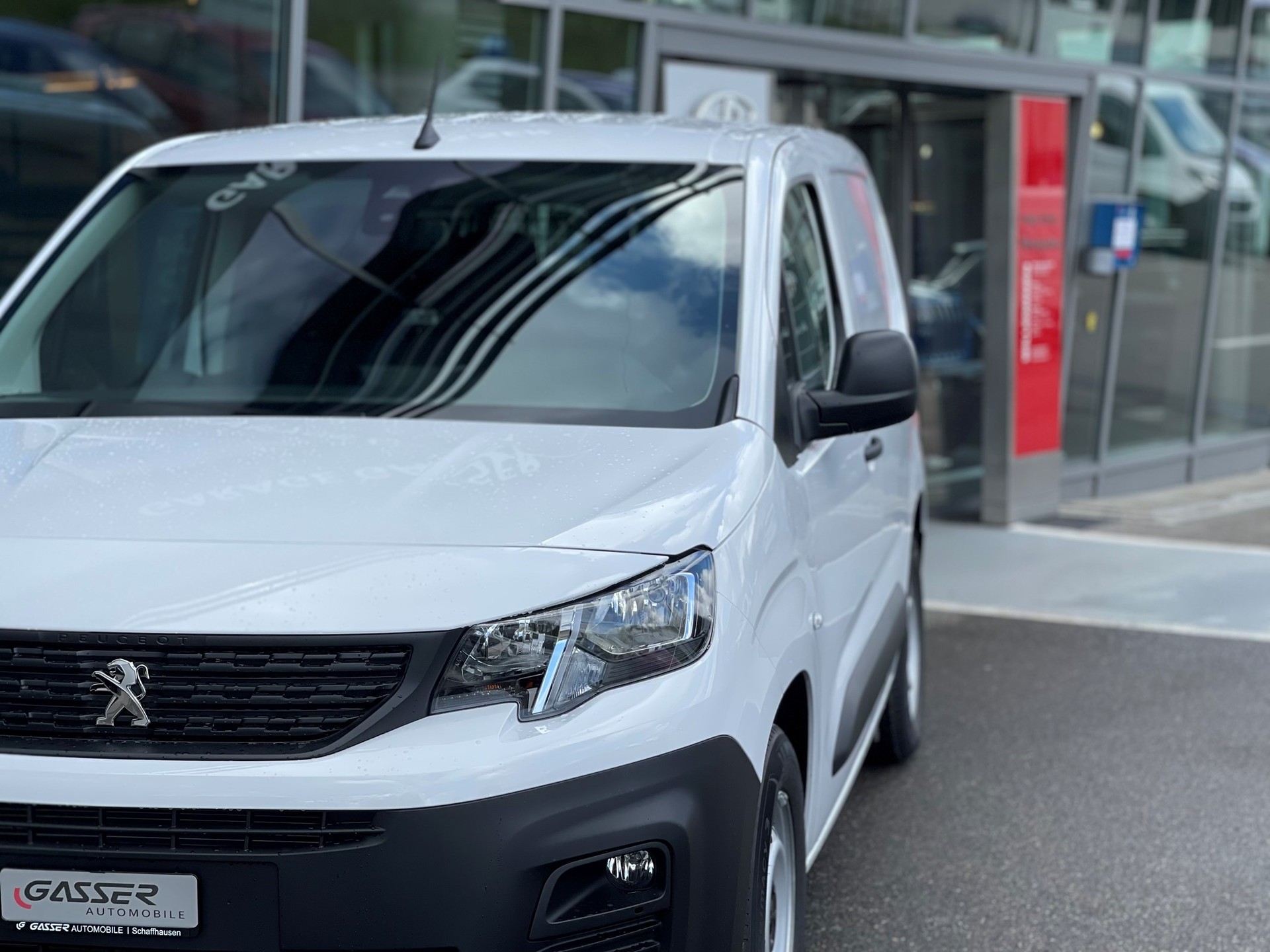 PEUGEOT e-Partner 50kWh Premium-showroom-element-1