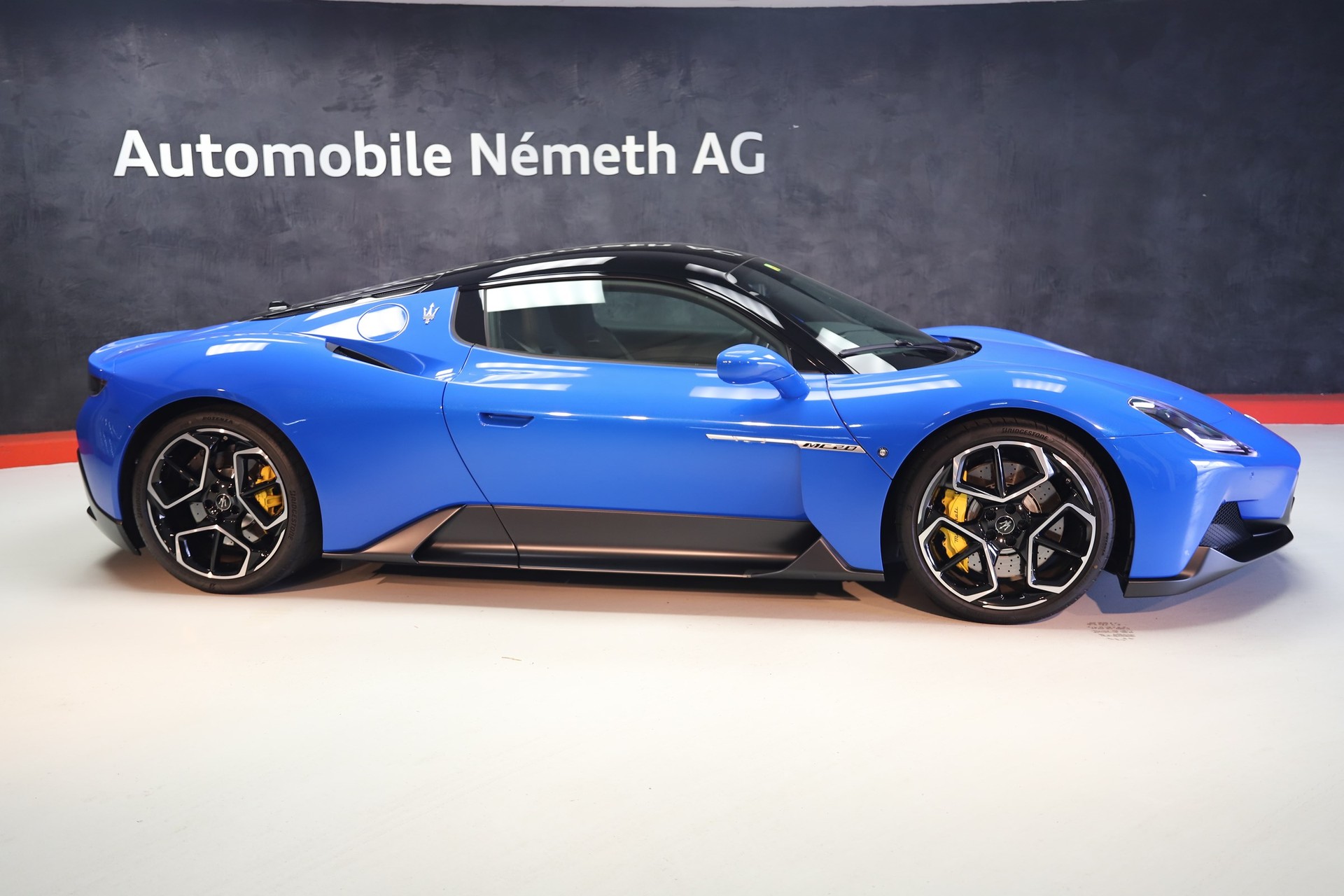MASERATI MC 20-showroom-element-3