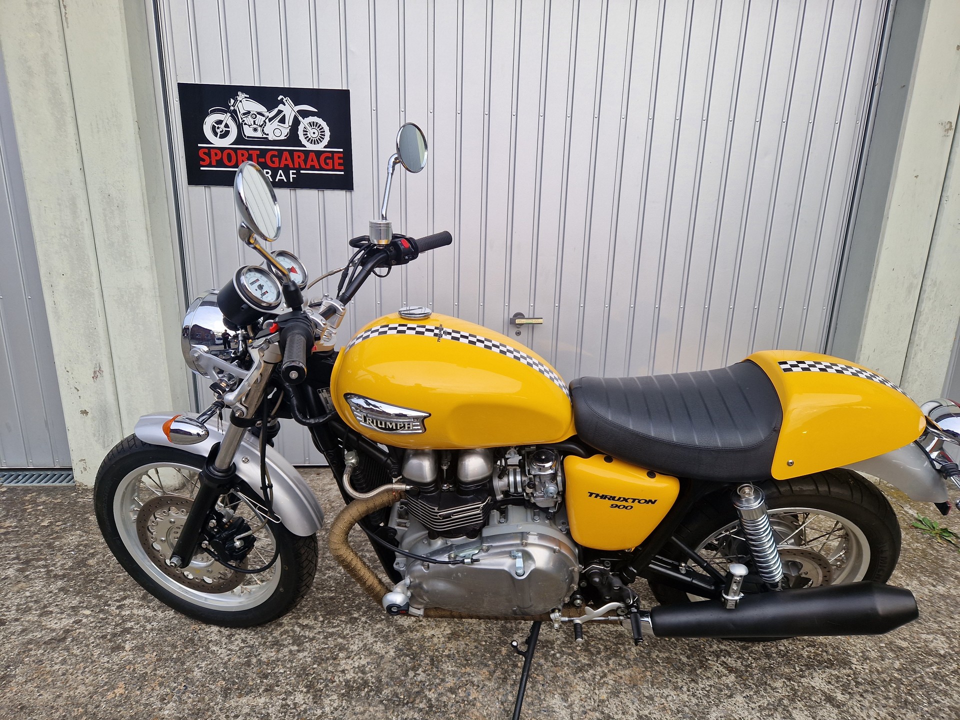 TRIUMPH Thruxton-showroom-element-1
