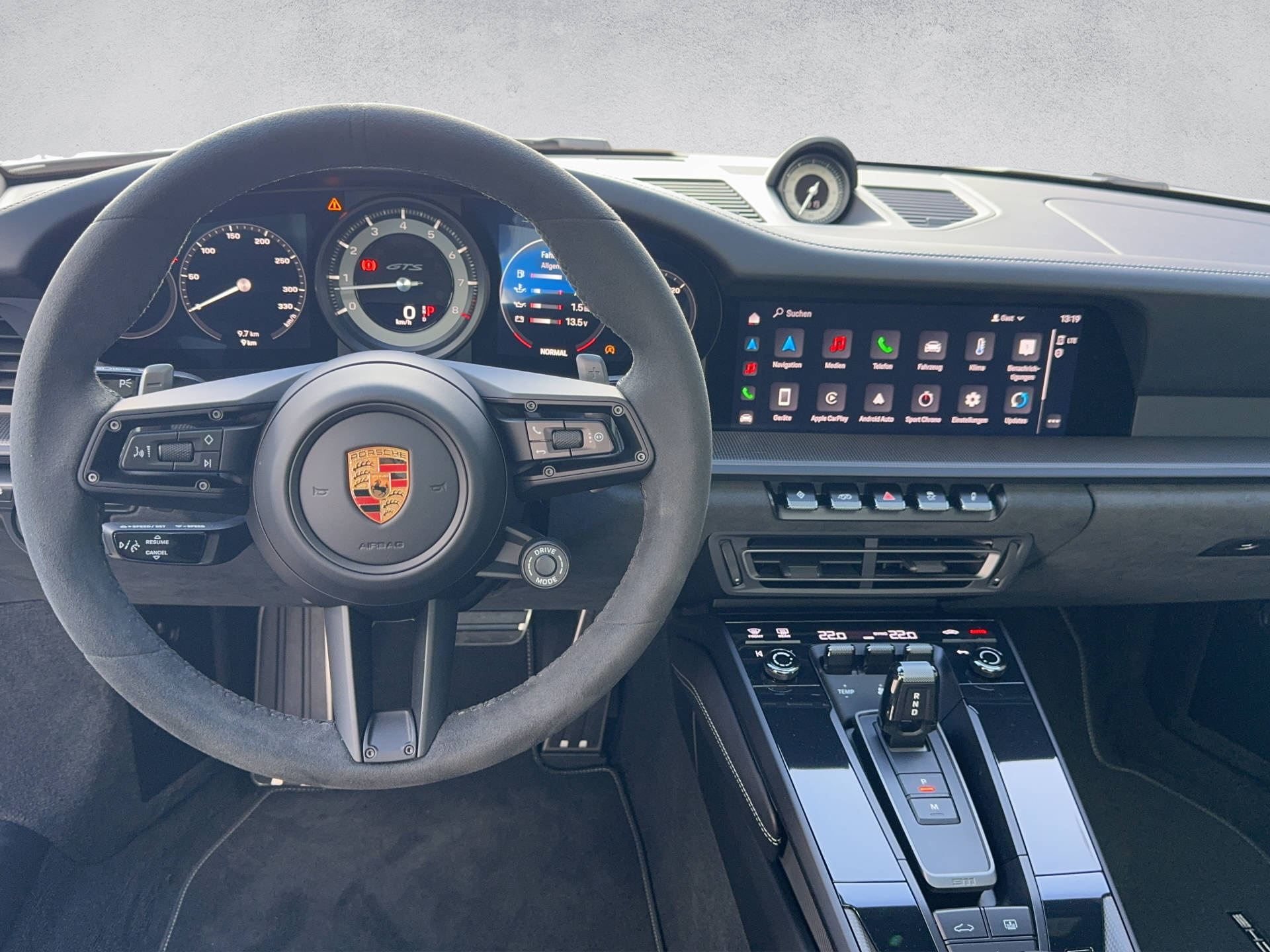 PORSCHE 911 Carrera 4 GTS-image-5