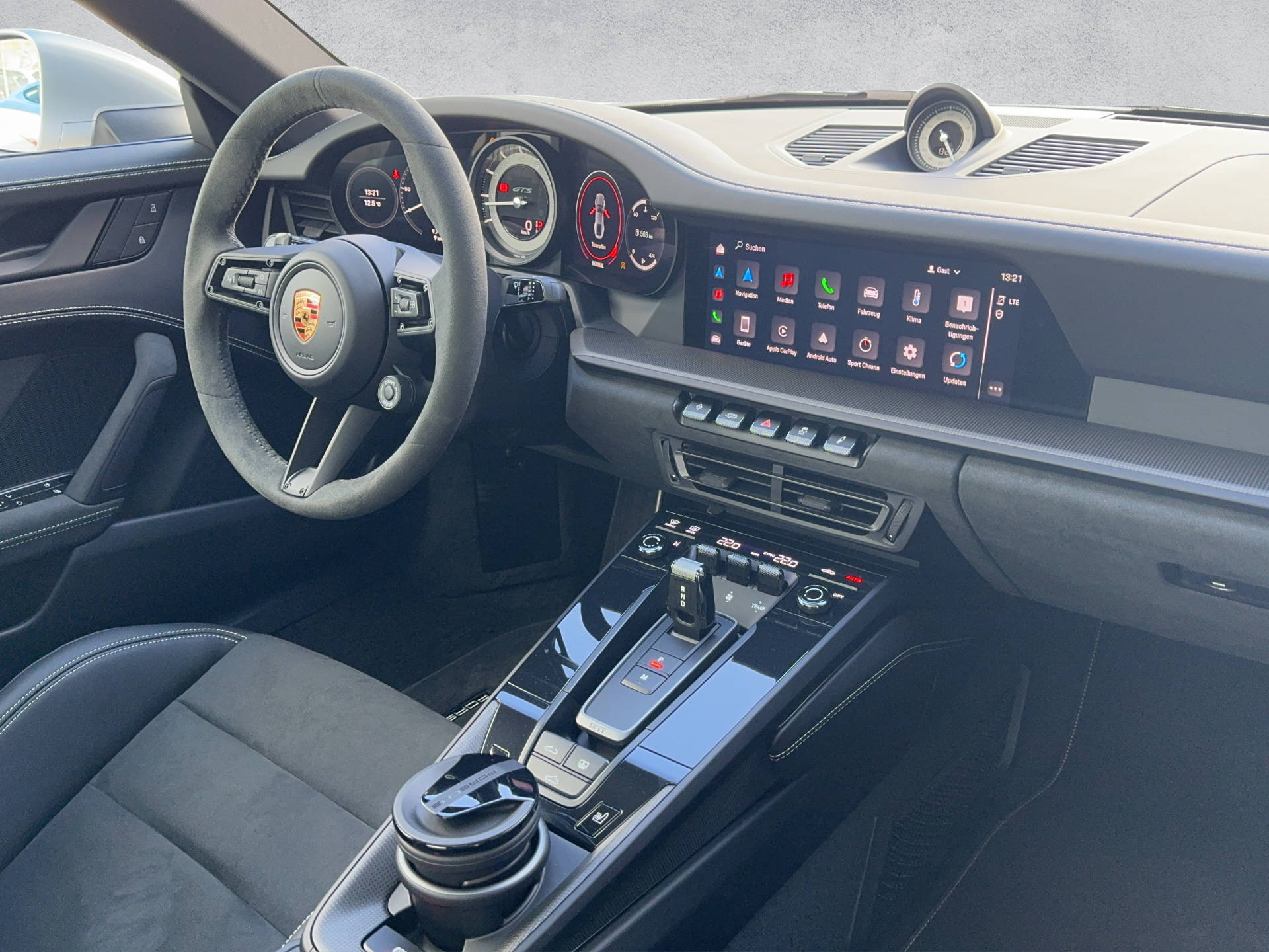PORSCHE 911 Carrera 4 GTS-image-8