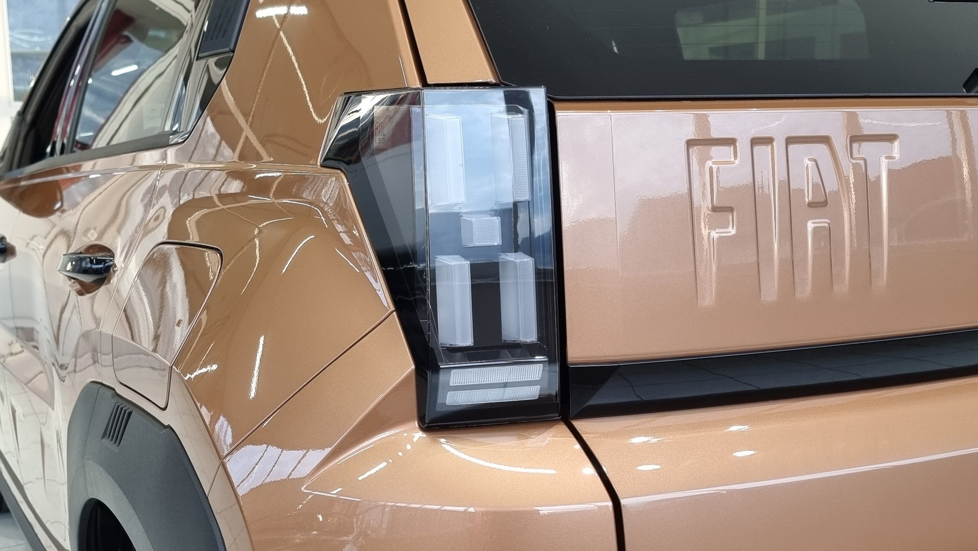 FIAT Grande Panda 1.2 Hybrid 110 PS La Prima-image-5