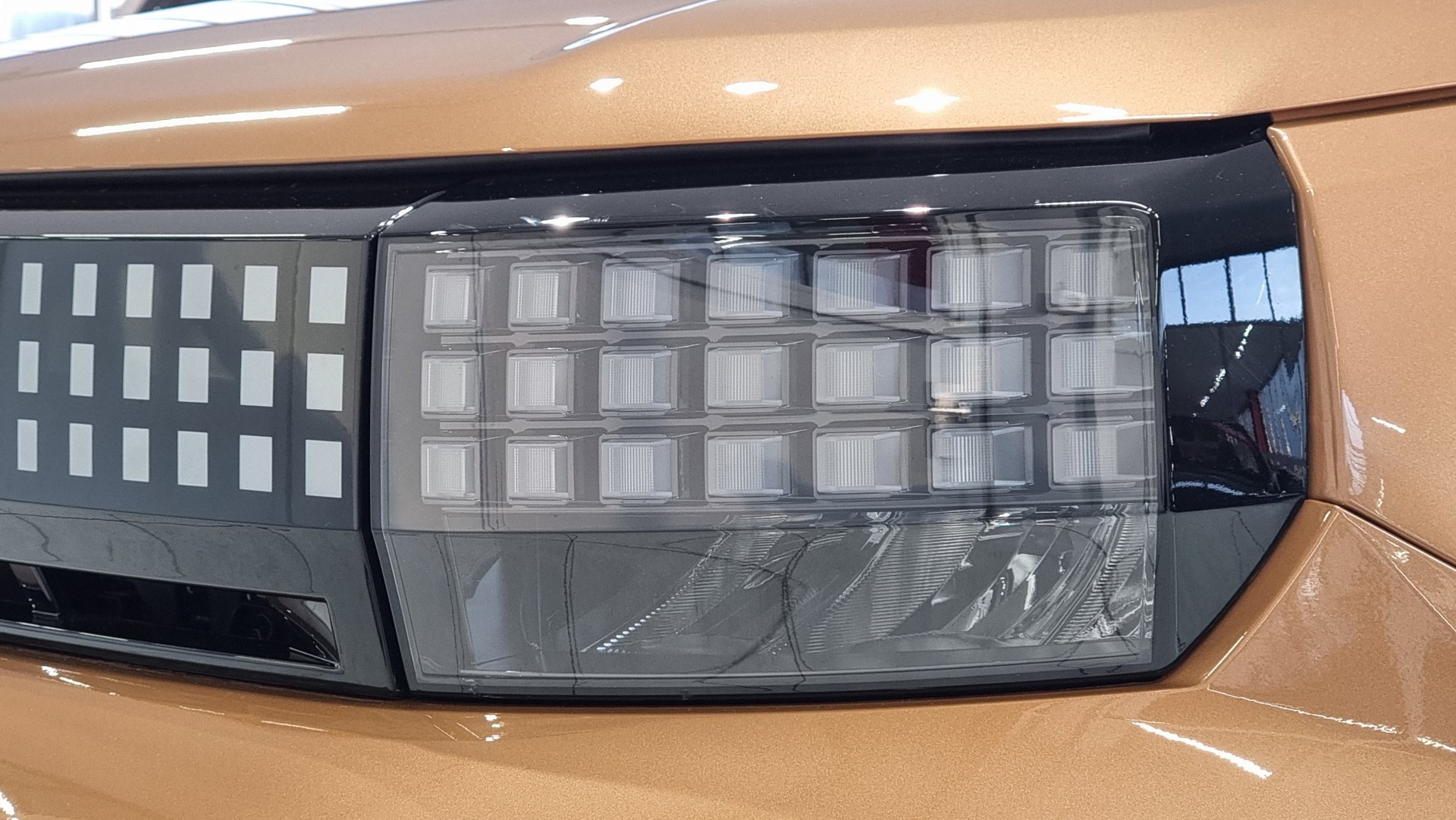 FIAT Grande Panda 1.2 Hybrid 110 PS La Prima-image-1