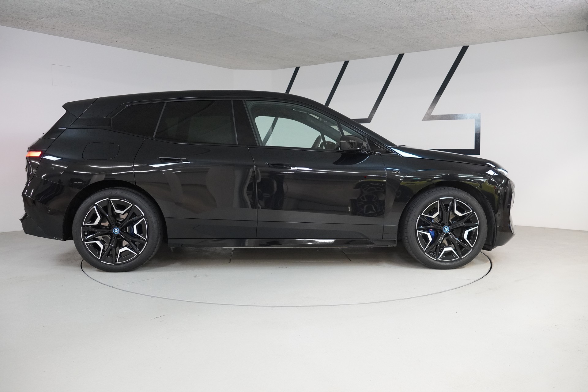 BMW iX M60-image-8