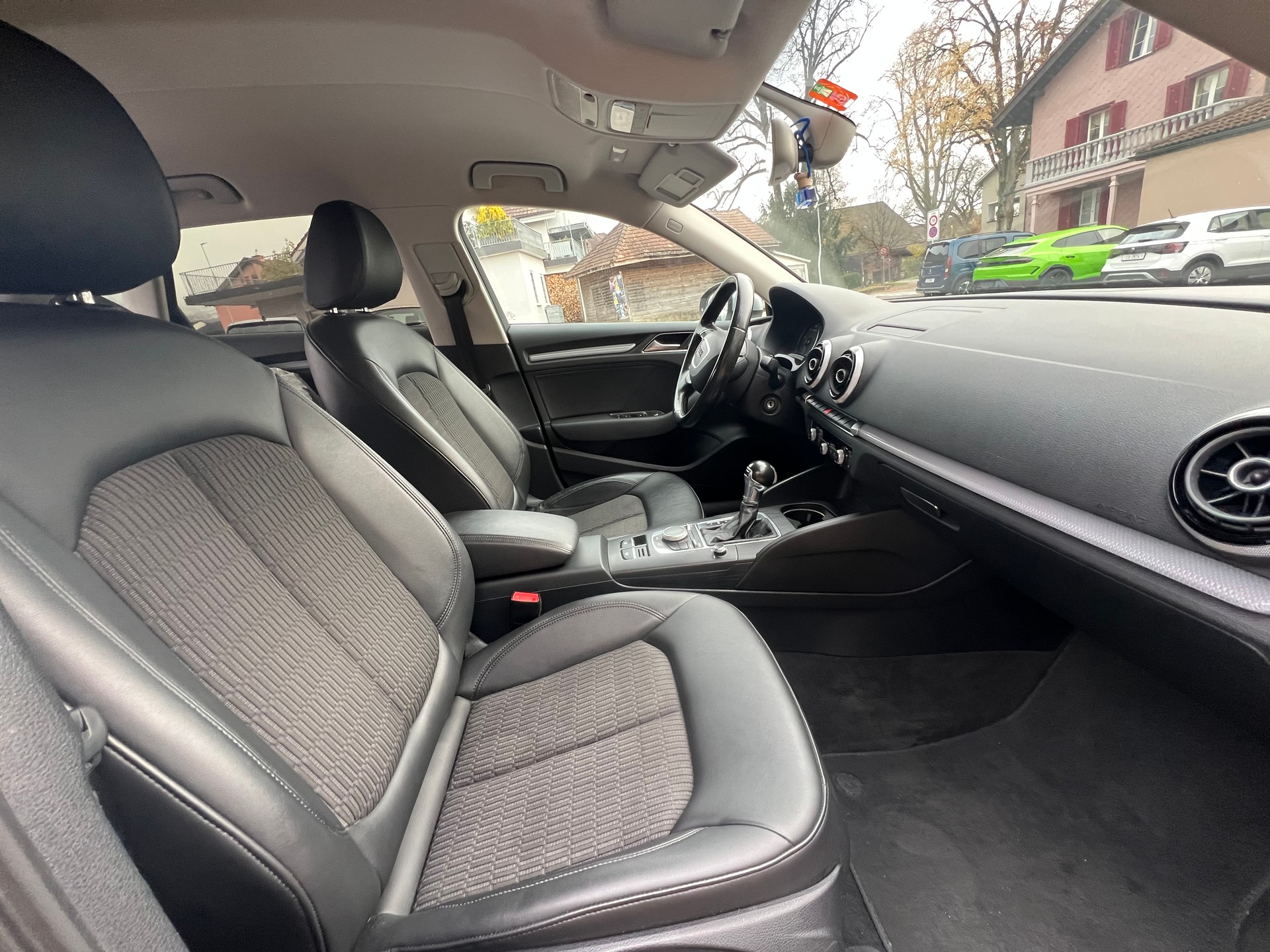 AUDI A3 Sportback 1.6 TDI Ambition S-tronic-image-10