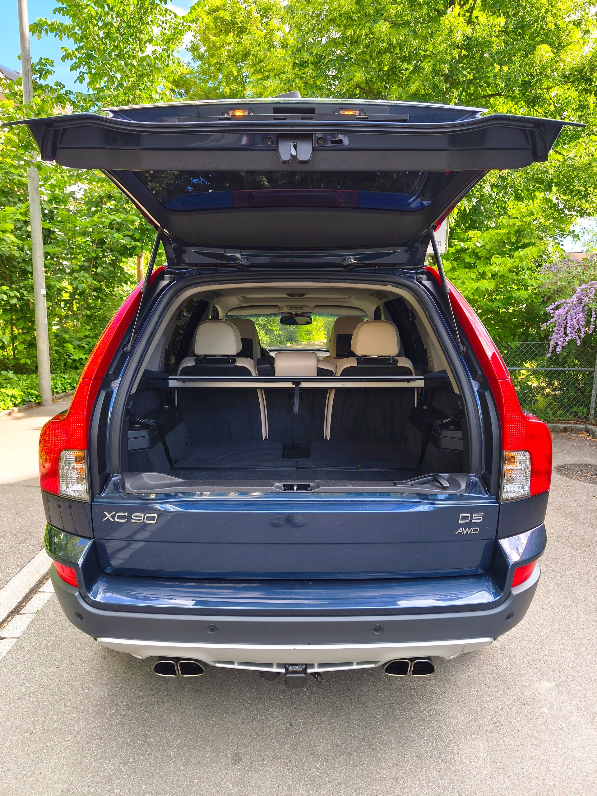 VW 2.4D5 R-Design 7P. AWD-image-4