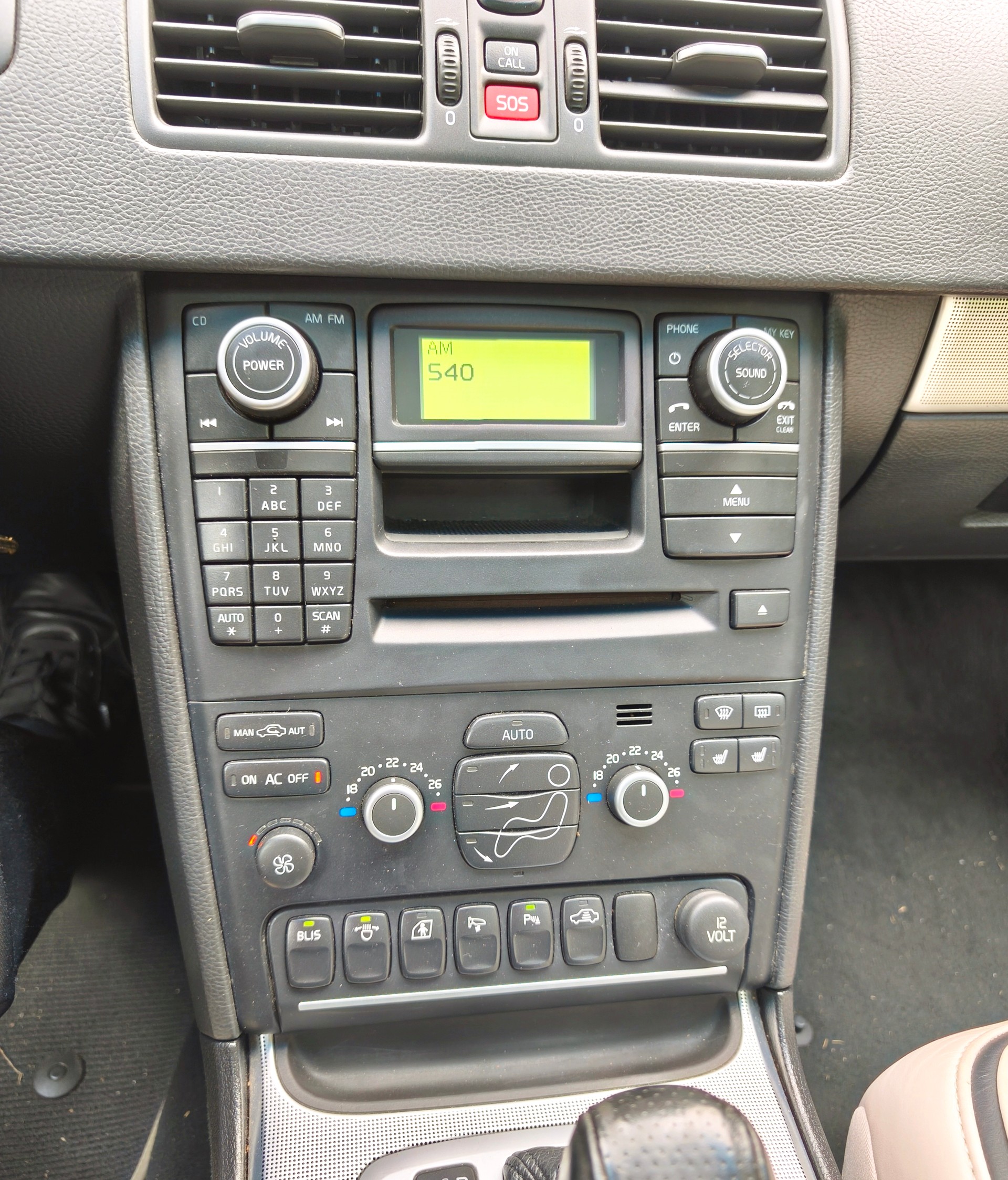 VW 2.4D5 R-Design 7P. AWD-image-7
