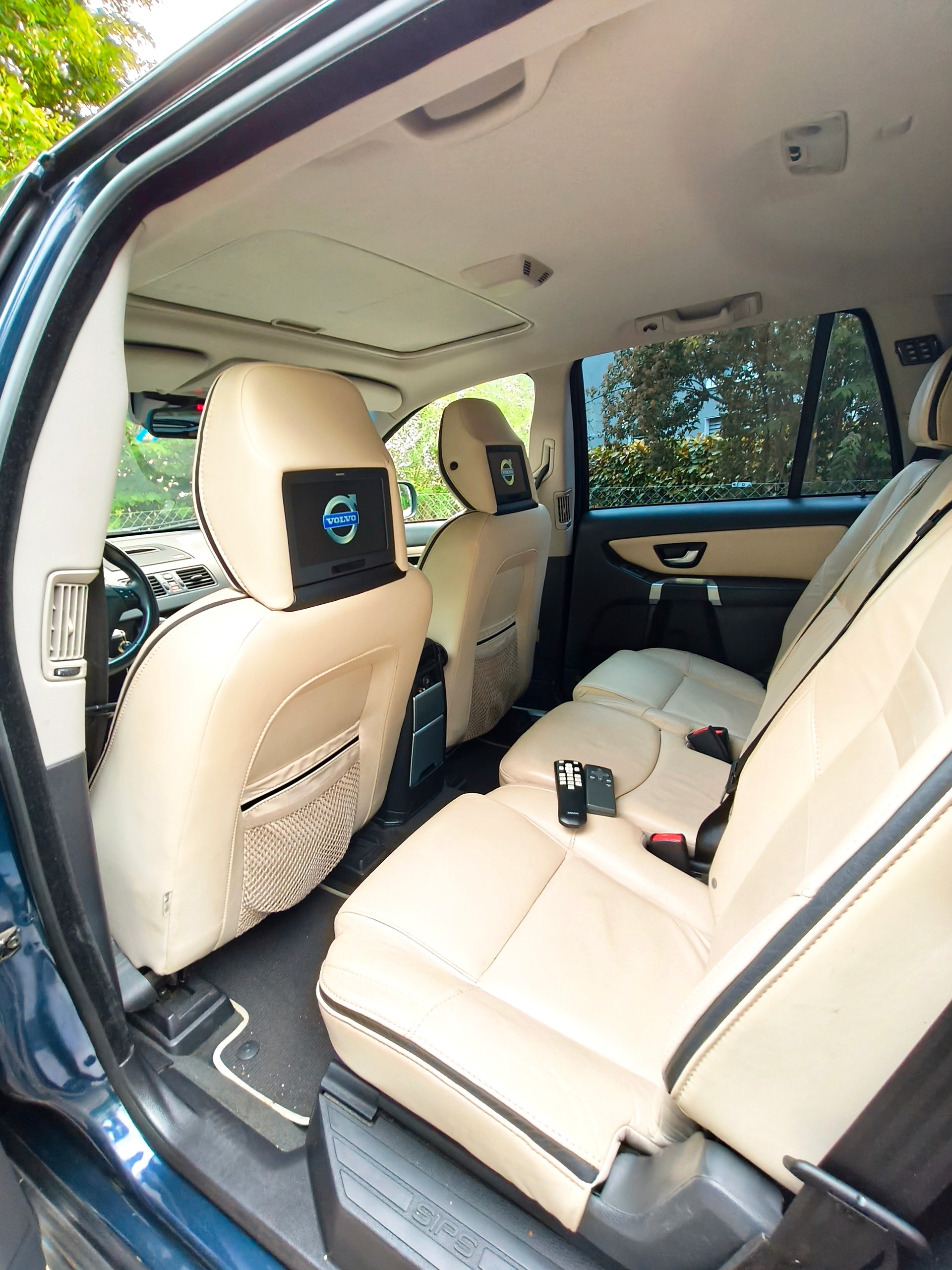 VW 2.4D5 R-Design 7P. AWD-image-2