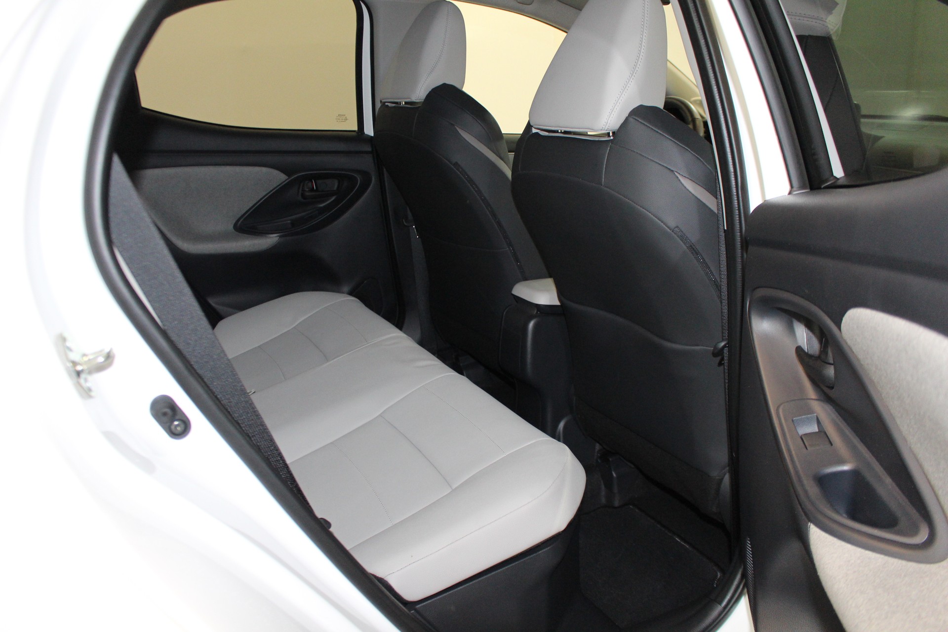 TOYOTA Yaris 1.5 VVT-i HSD Premiere Edition-image-9