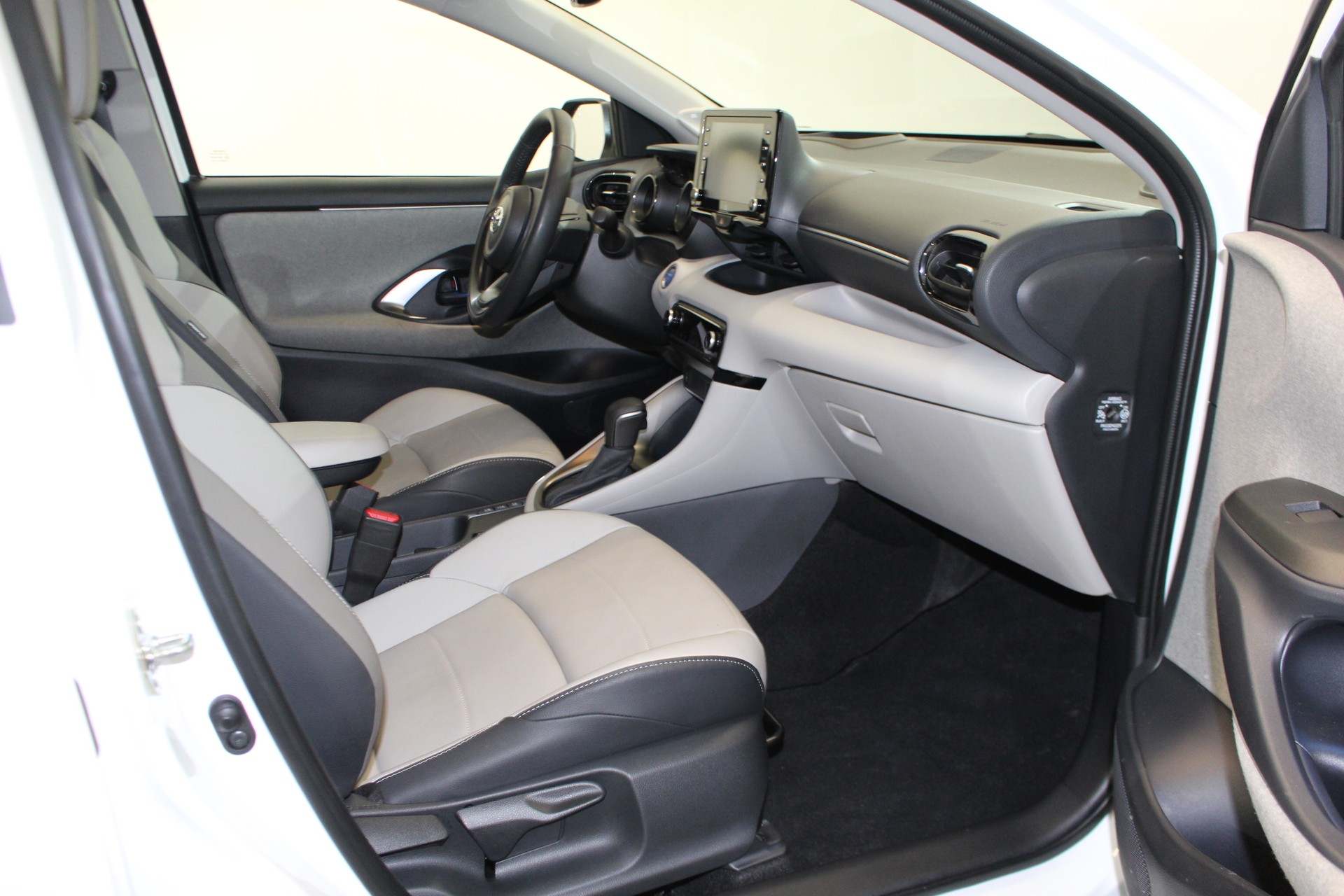 TOYOTA Yaris 1.5 VVT-i HSD Premiere Edition-image-10