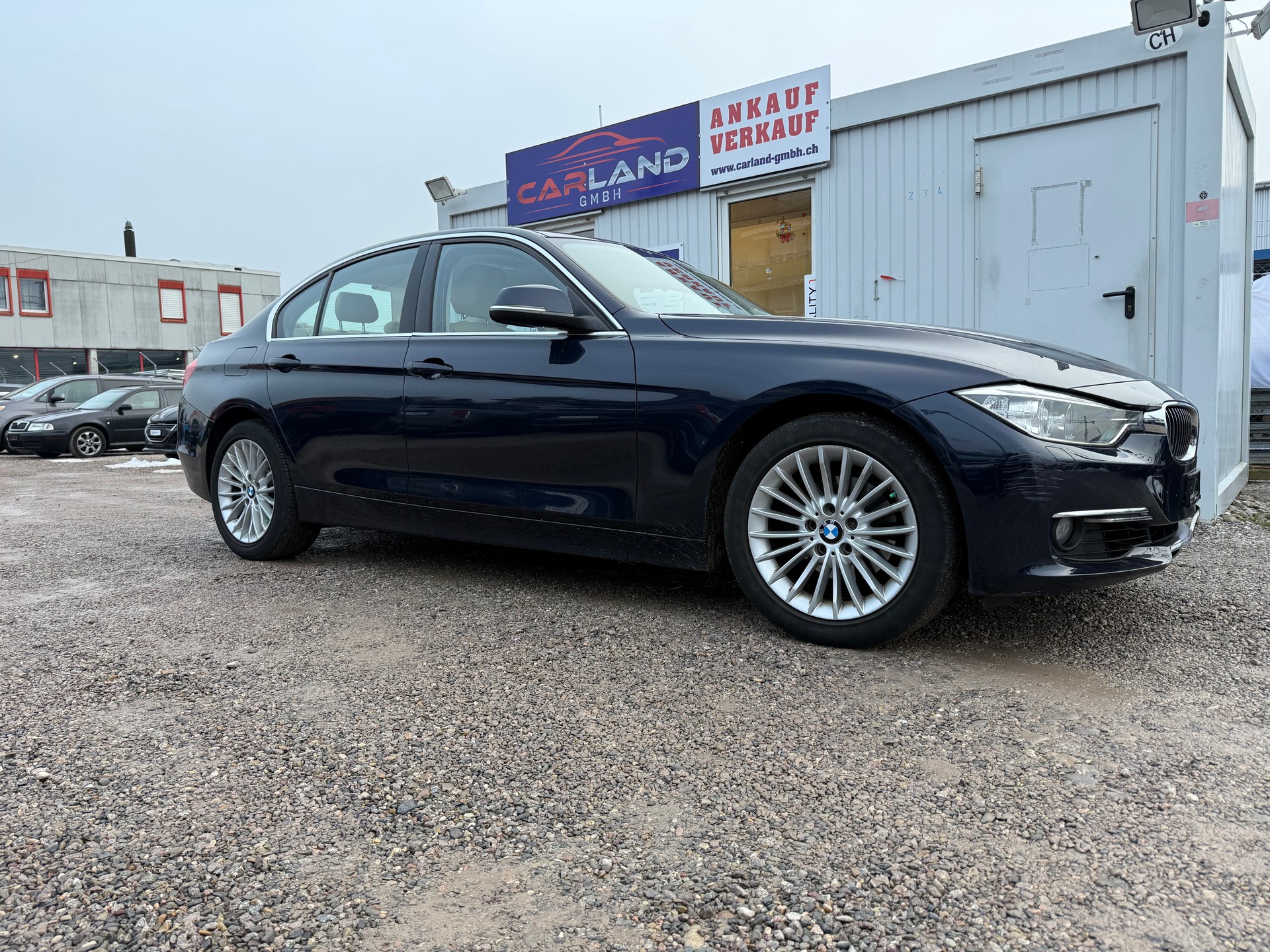 BMW 320i xDrive Luxury Line-image-1