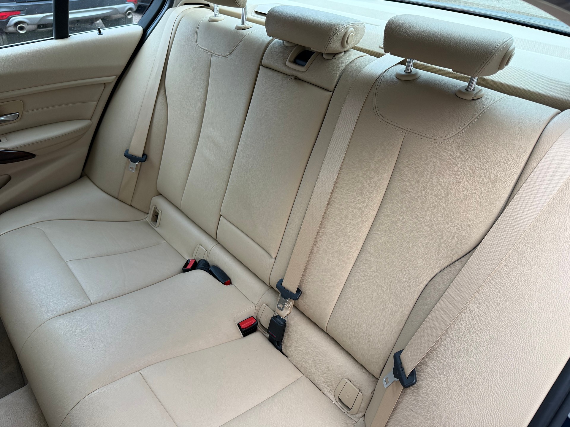 BMW 320i xDrive Luxury Line-image-6