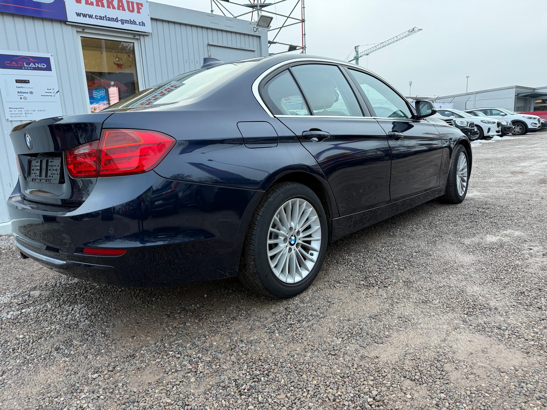 BMW 320i xDrive Luxury Line-image-3