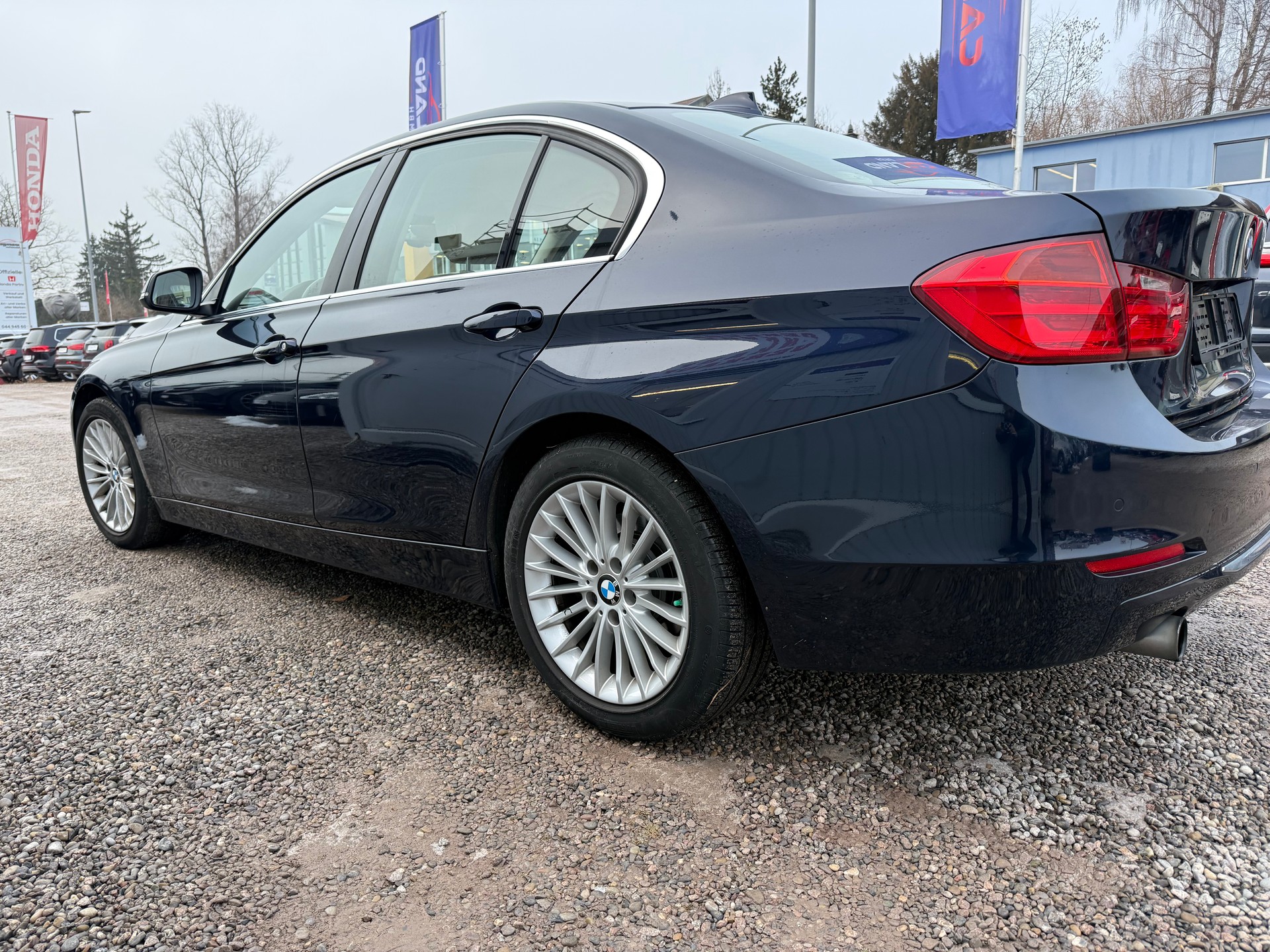 BMW 320i xDrive Luxury Line-image-2